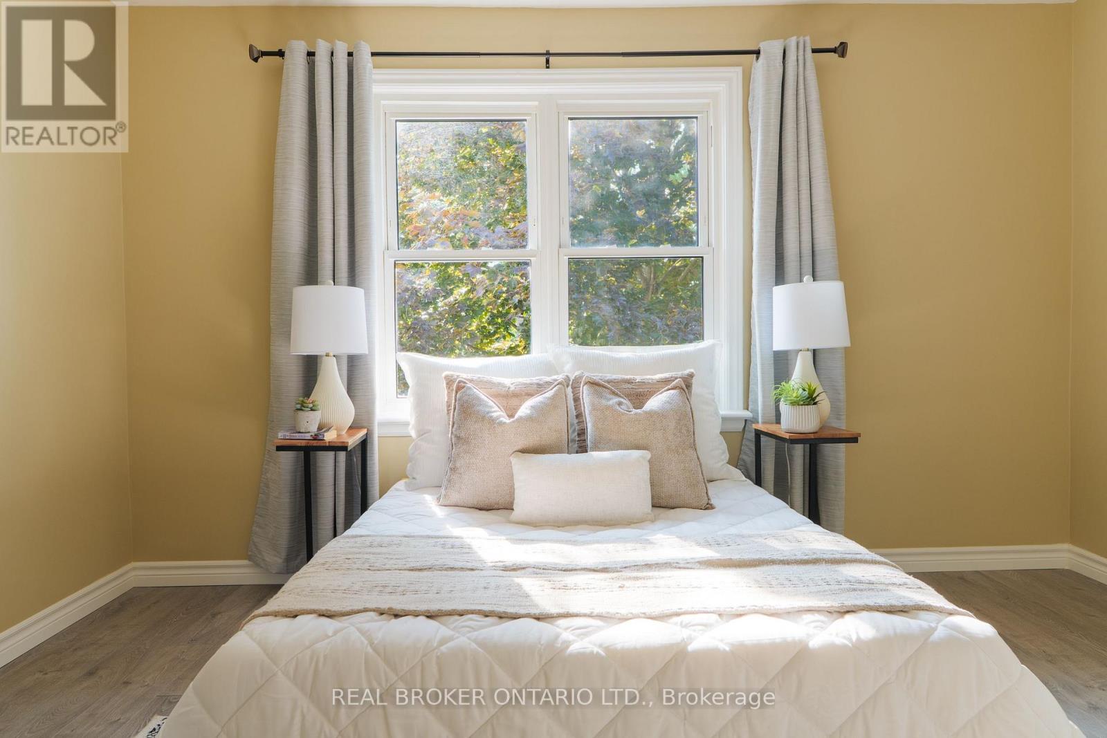 39 Cloverhill Road, Hamilton, ON - Indoor Photo Showing Bedroom