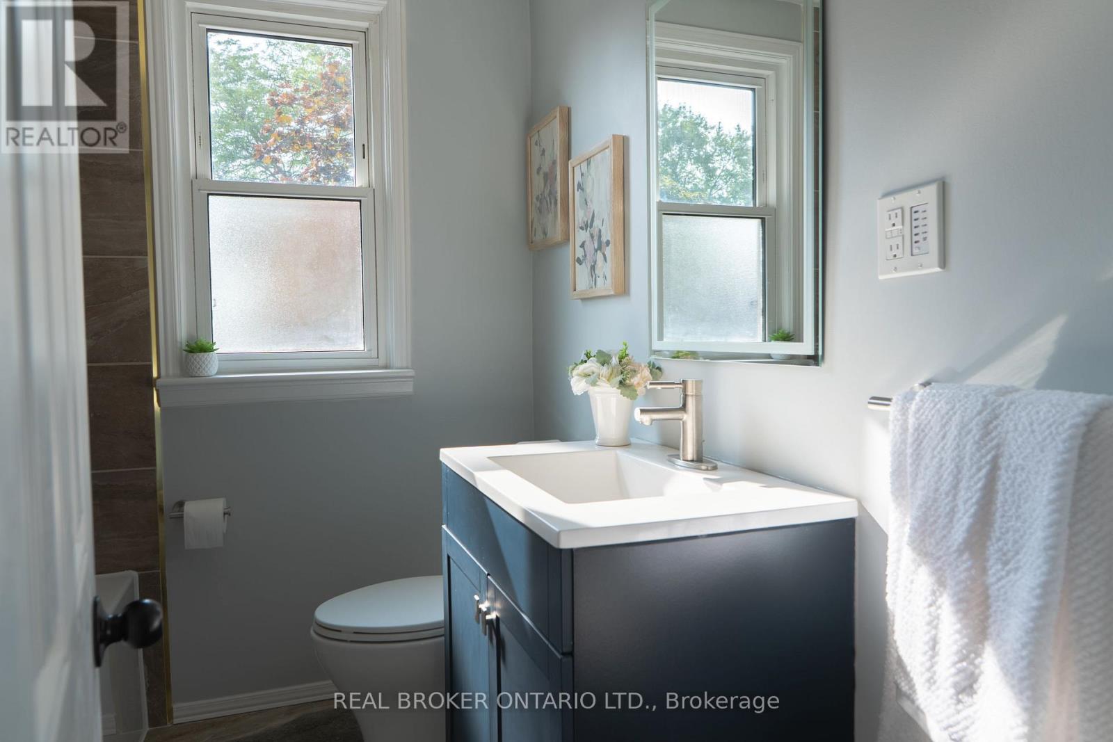 39 Cloverhill Road, Hamilton, ON - Indoor Photo Showing Bathroom