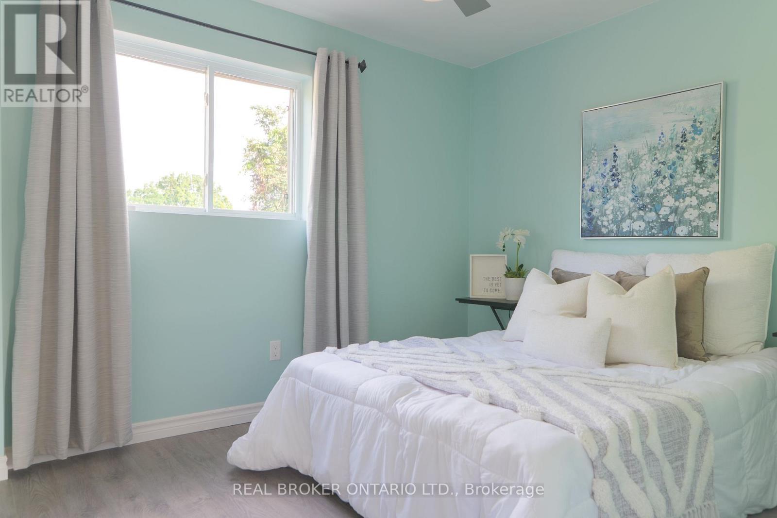 39 Cloverhill Road, Hamilton, ON - Indoor Photo Showing Bedroom