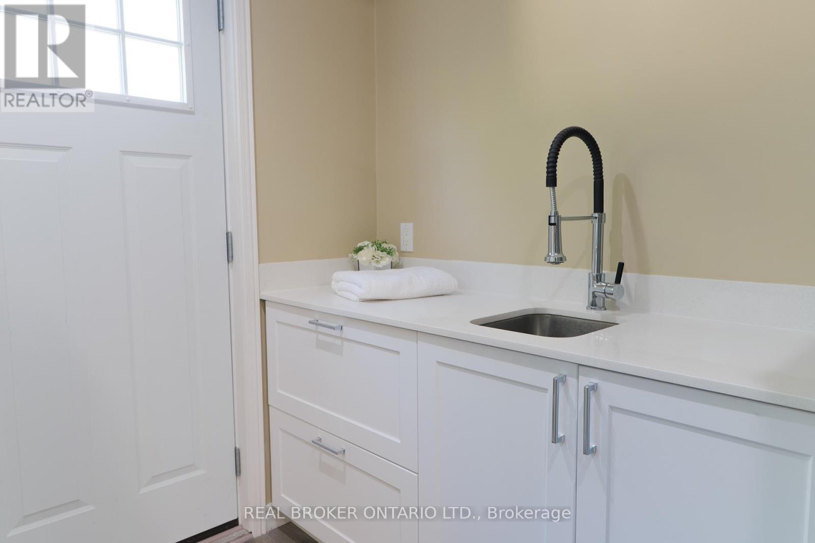 39 Cloverhill Road, Hamilton, ON - Indoor Photo Showing Bathroom