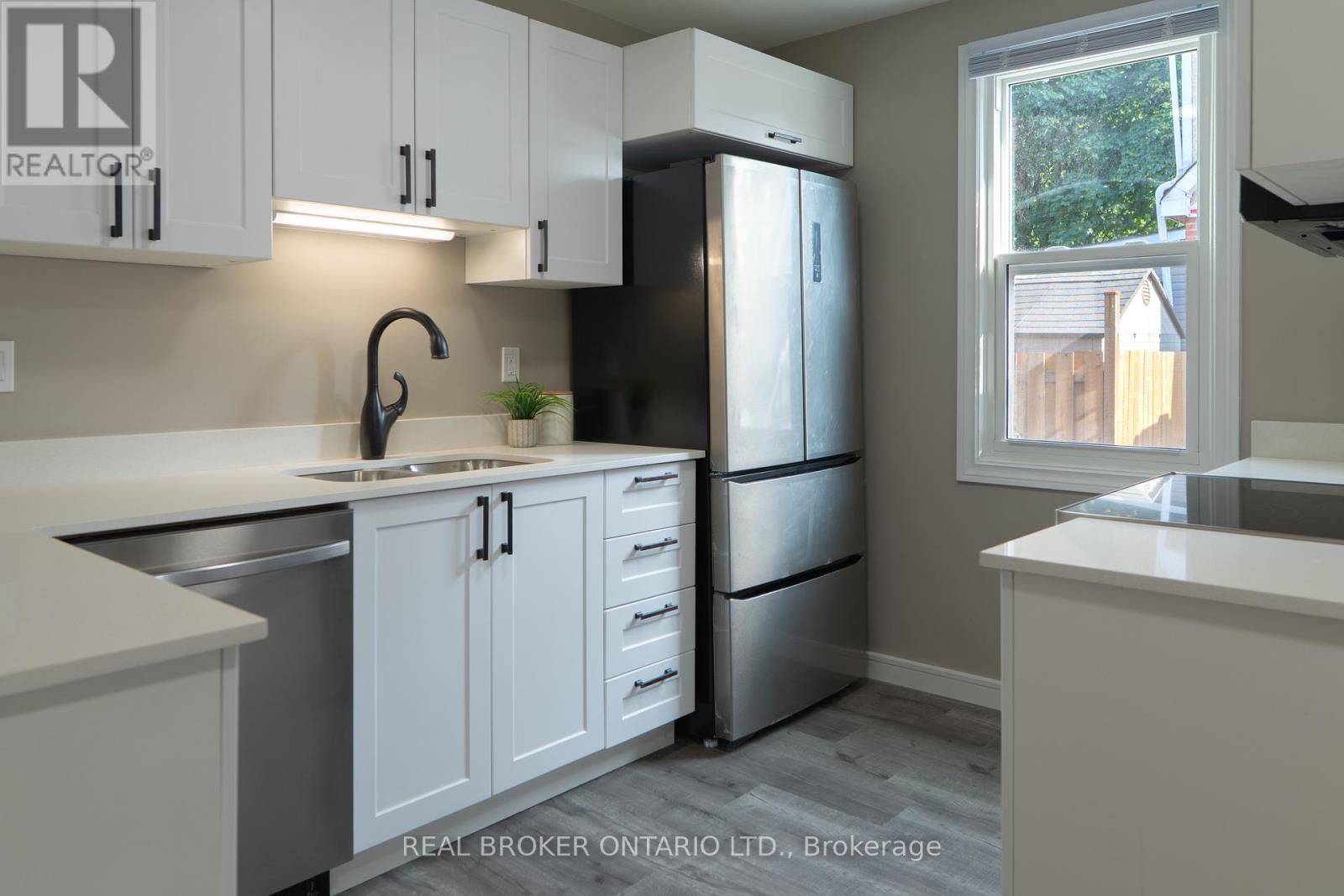 39 Cloverhill Road, Hamilton, ON - Indoor Photo Showing Kitchen With Stainless Steel Kitchen