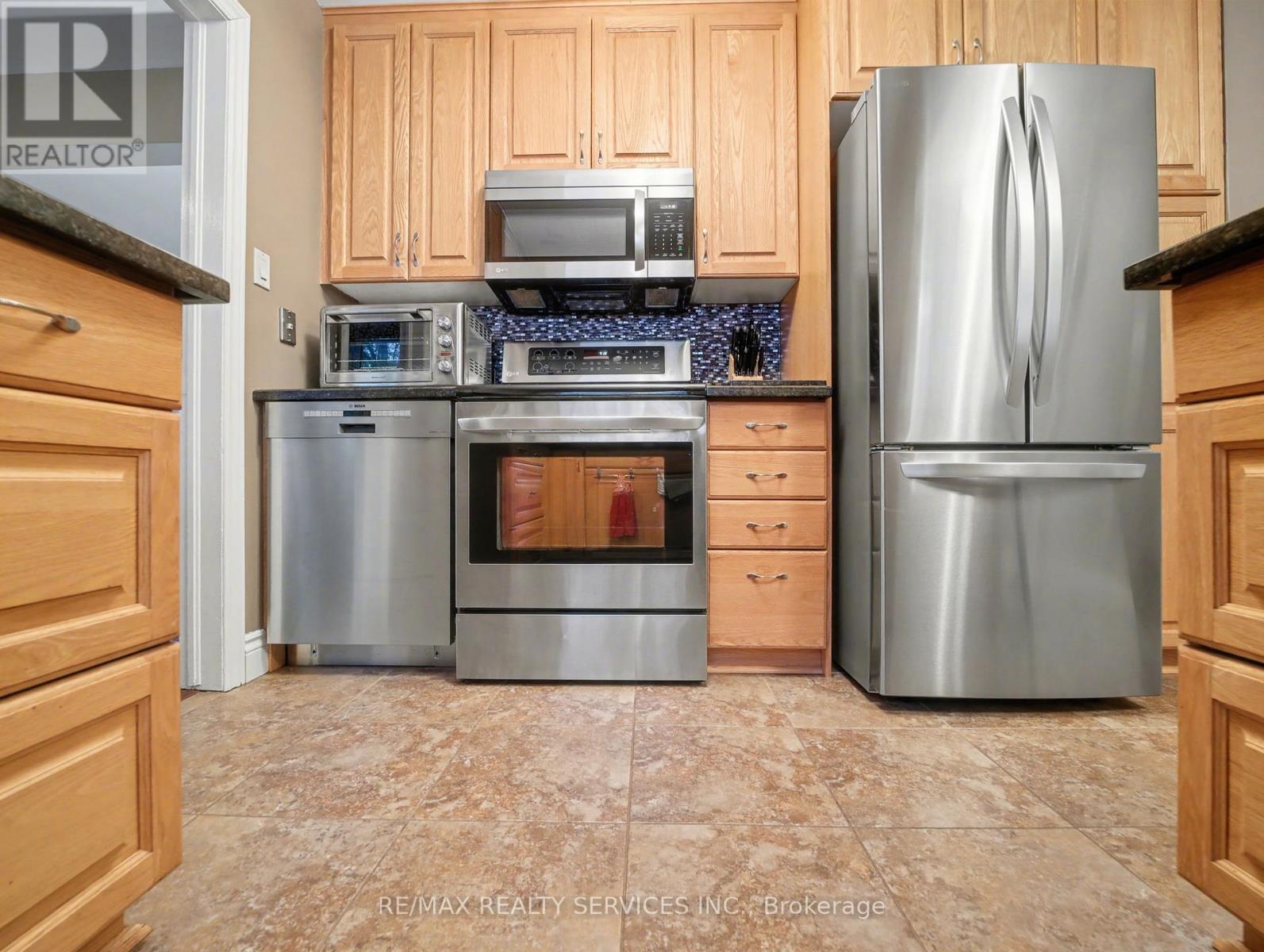 145 Glenforest Road, Cambridge, ON - Indoor Photo Showing Kitchen With Stainless Steel Kitchen