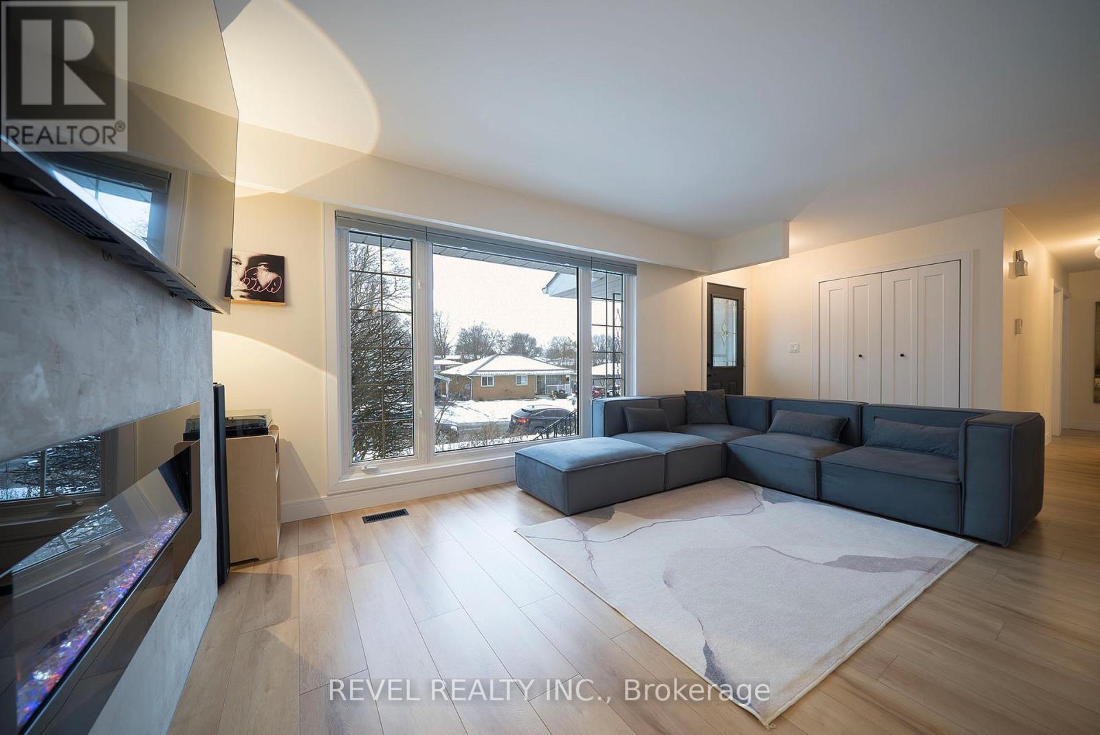 2 Grenada Drive, Norfolk, ON - Indoor Photo Showing Living Room With Fireplace