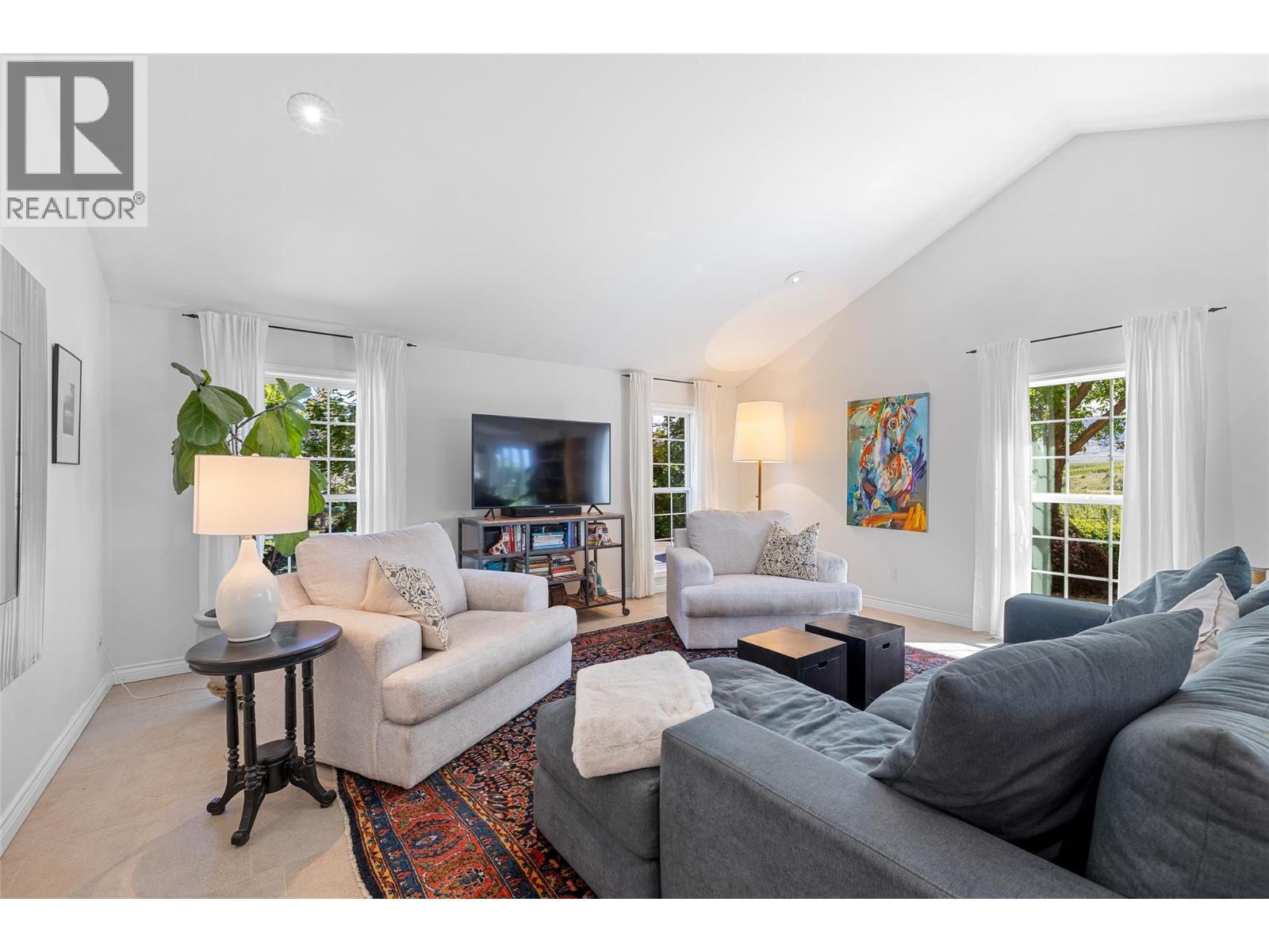 2430 Longhill Road, Kelowna, BC - Indoor Photo Showing Living Room