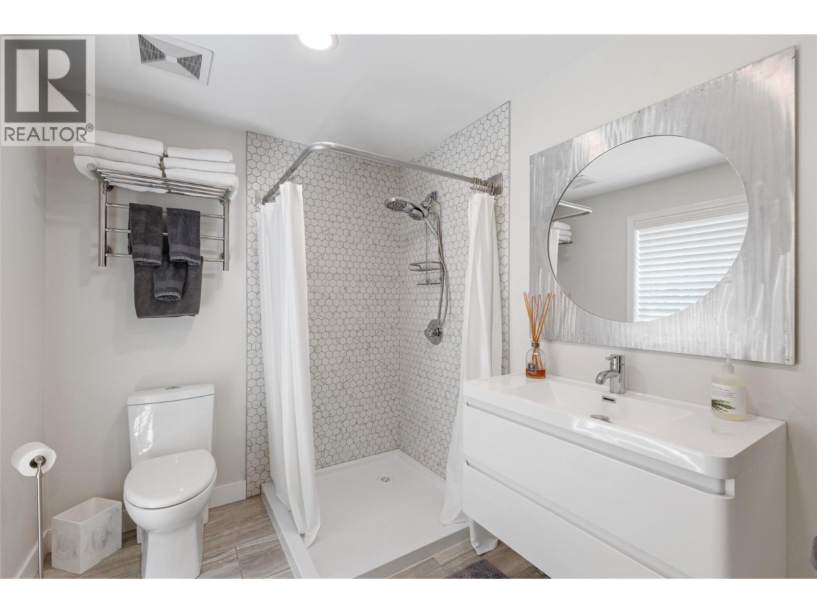2430 Longhill Road, Kelowna, BC - Indoor Photo Showing Bathroom