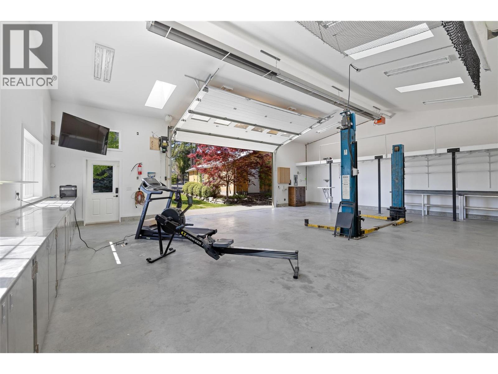 2430 Longhill Road, Kelowna, BC - Indoor Photo Showing Garage