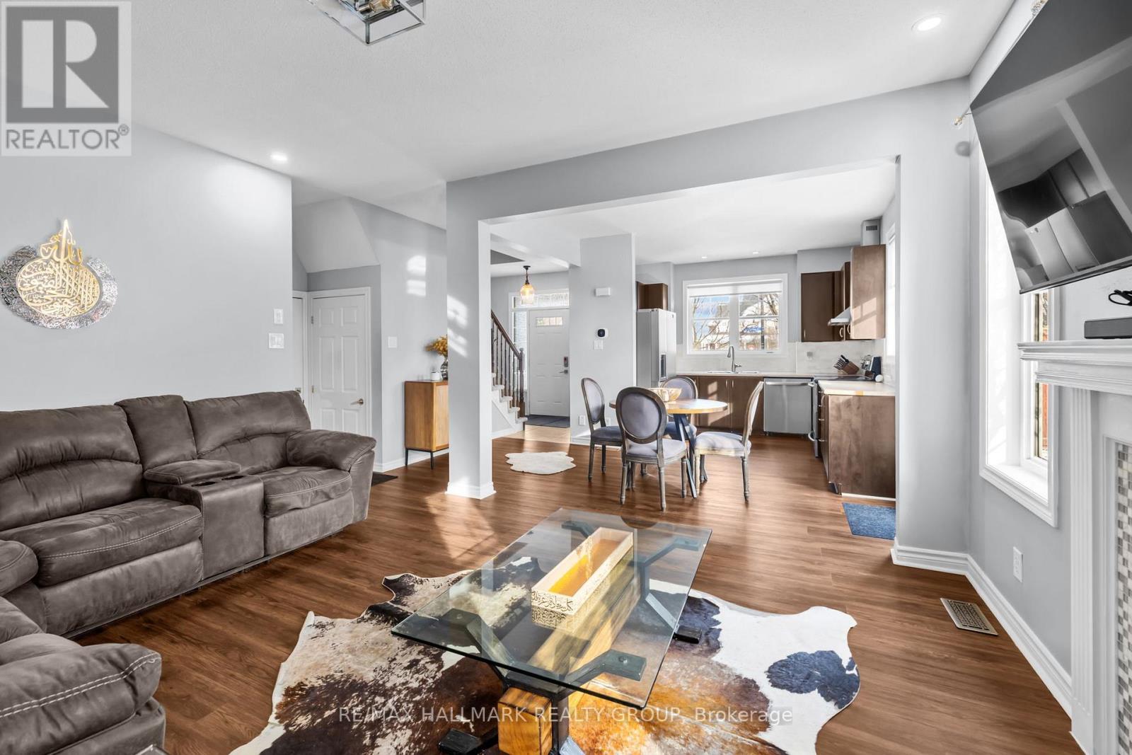 601 Rosehill Avenue, Ottawa, ON - Indoor Photo Showing Living Room With Fireplace
