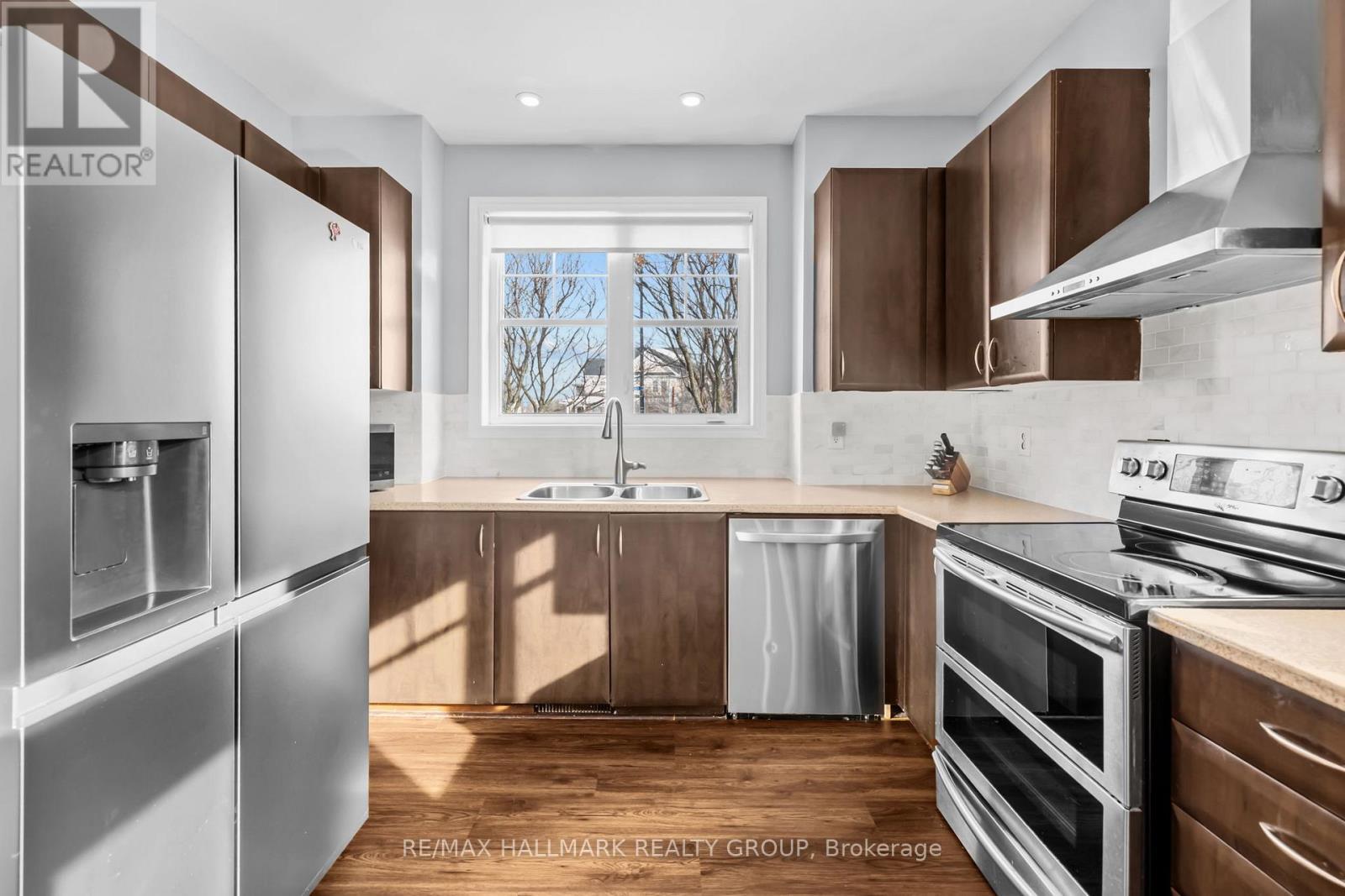 601 Rosehill Avenue, Ottawa, ON - Indoor Photo Showing Kitchen With Double Sink With Upgraded Kitchen