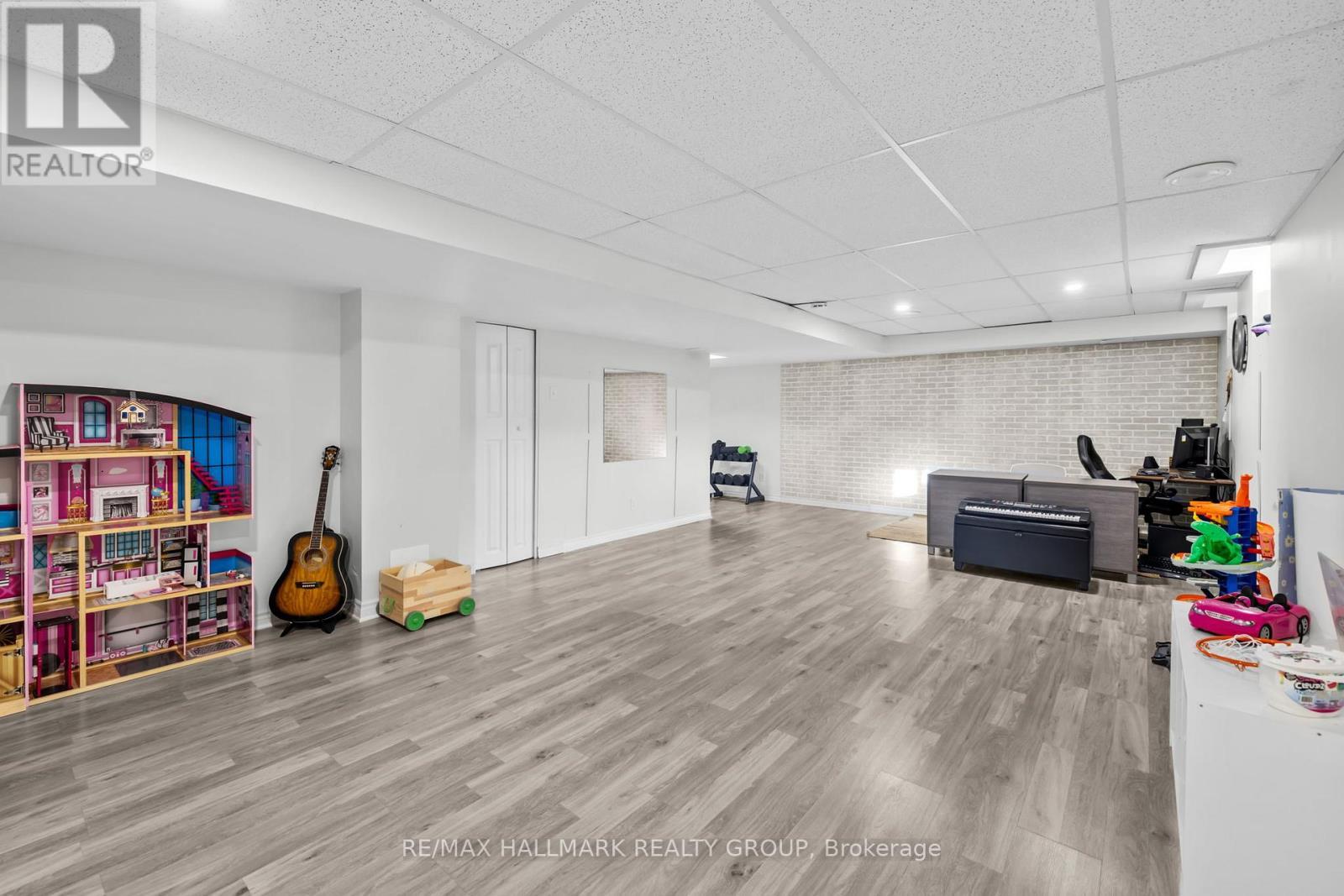 Basement Rec Room - laminate floors - 601 Rosehill Avenue, Ottawa, ON - Indoor