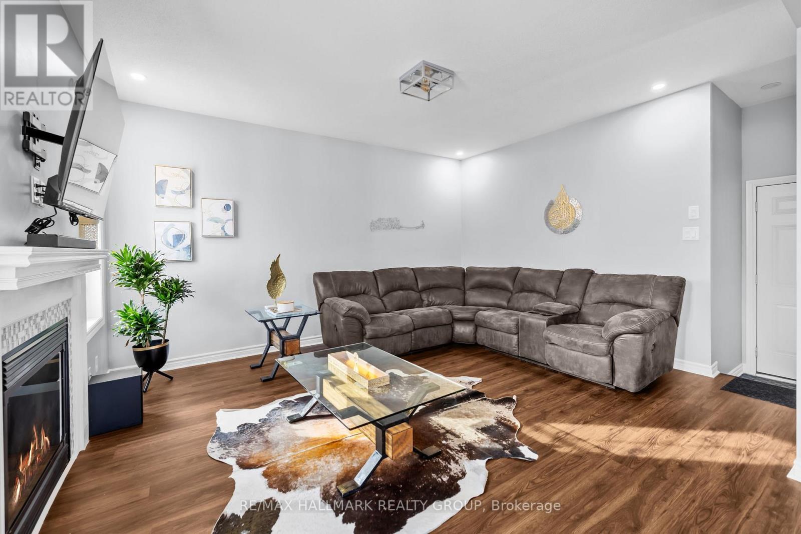 601 Rosehill Avenue, Ottawa, ON - Indoor Photo Showing Living Room With Fireplace