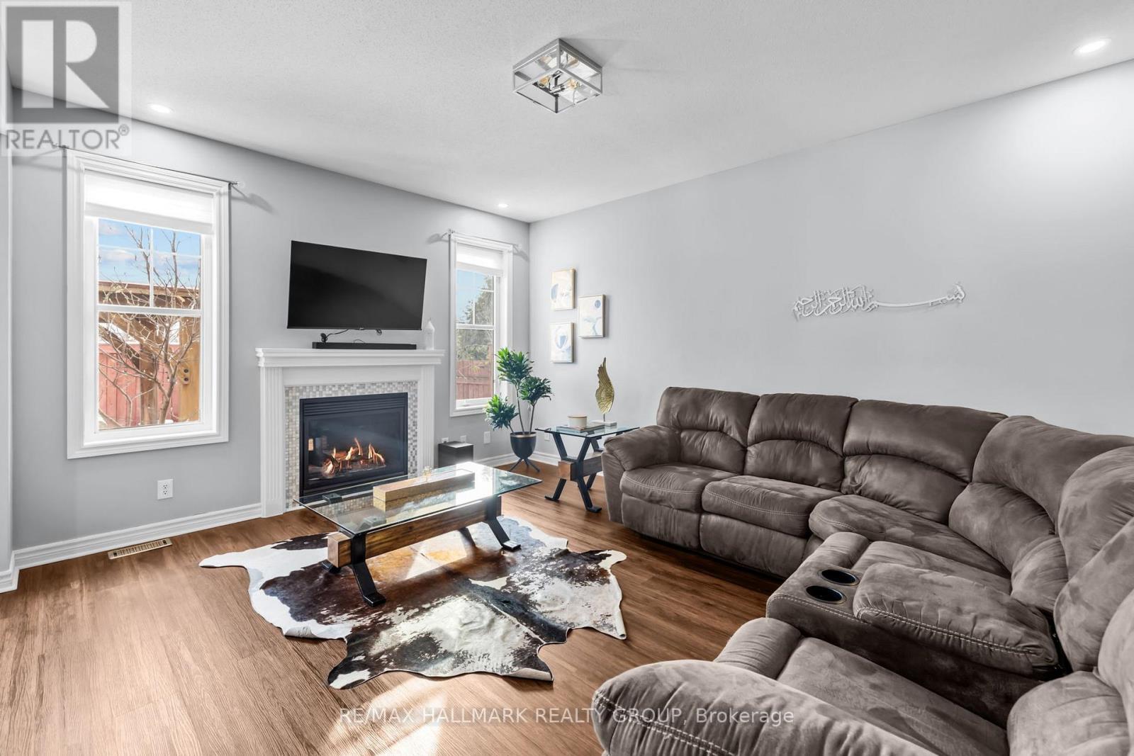601 Rosehill Avenue, Ottawa, ON - Indoor Photo Showing Living Room With Fireplace