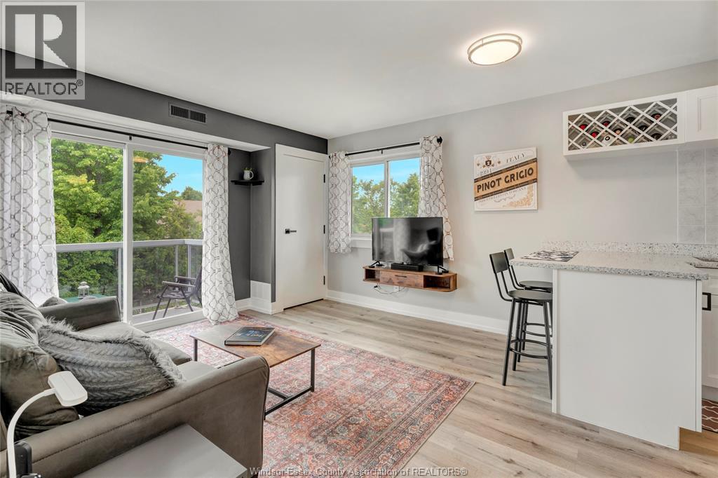 44 Robson Road Unit# 216, Leamington, ON - Indoor Photo Showing Living Room