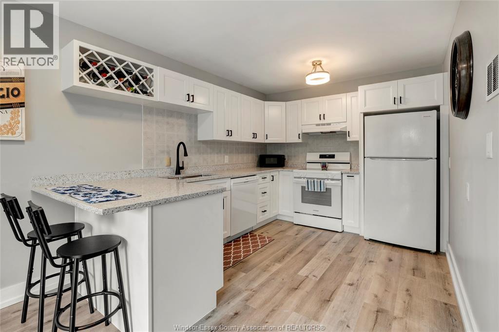 44 Robson Road Unit# 216, Leamington, ON - Indoor Photo Showing Kitchen