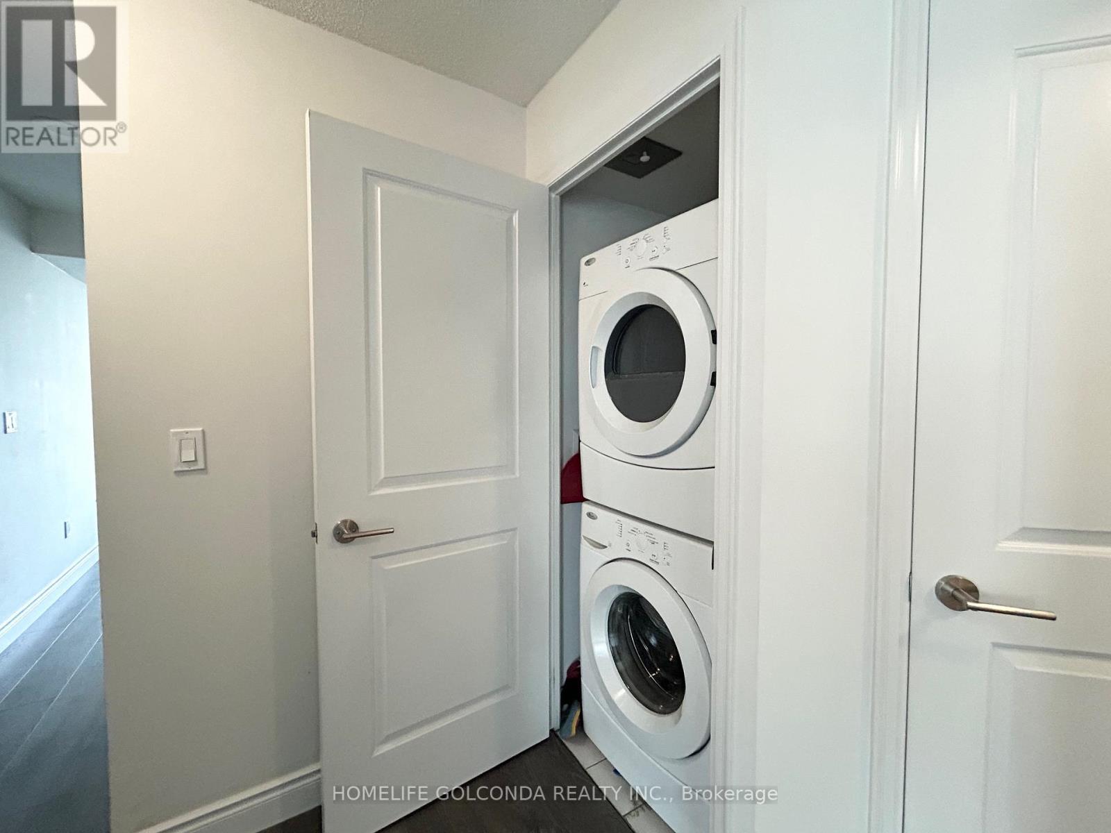 912 - 65 East Liberty Street, Toronto, ON - Indoor Photo Showing Laundry Room