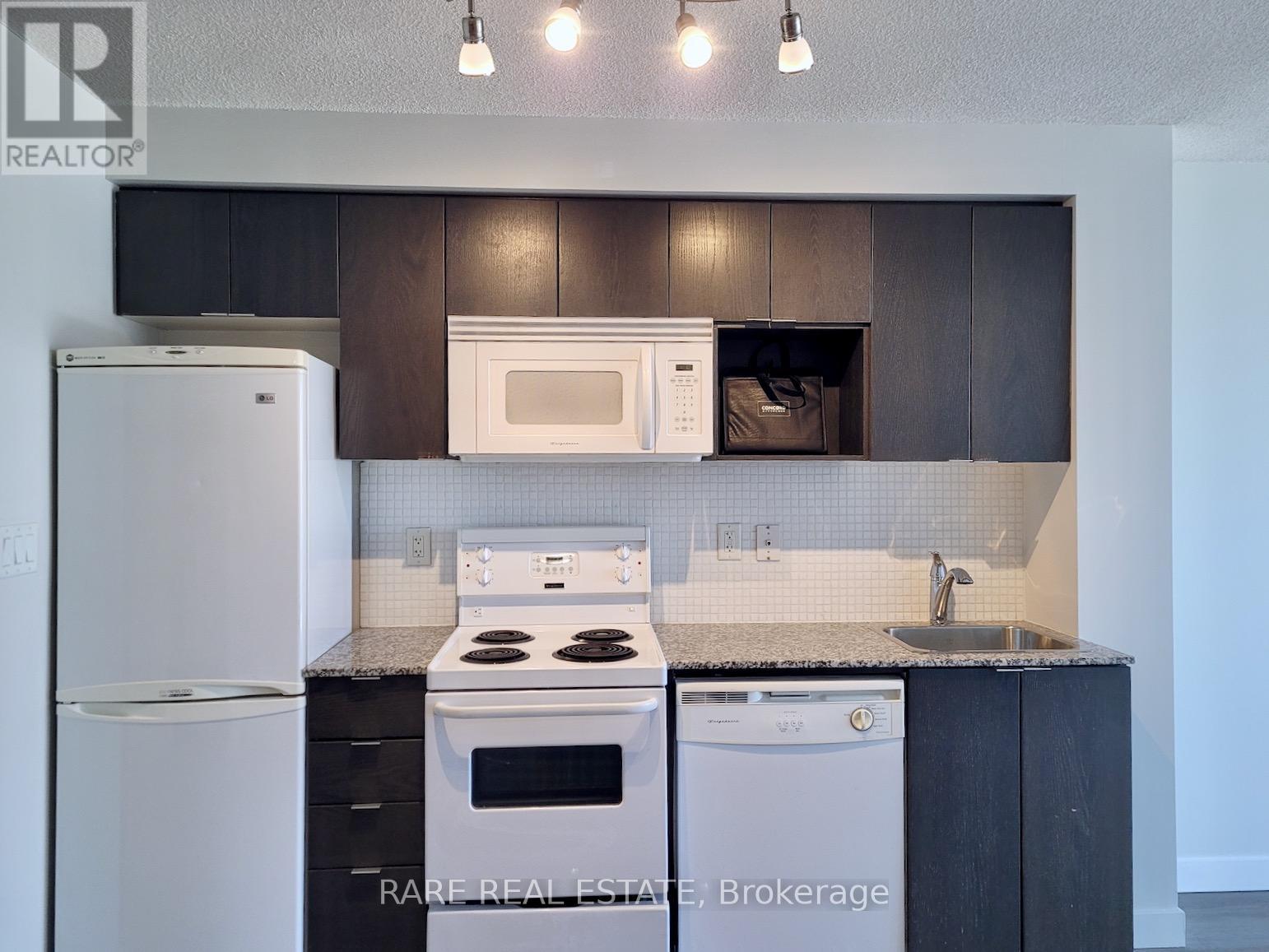 2008 - 15 Fort York Boulevard, Toronto, ON - Indoor Photo Showing Kitchen