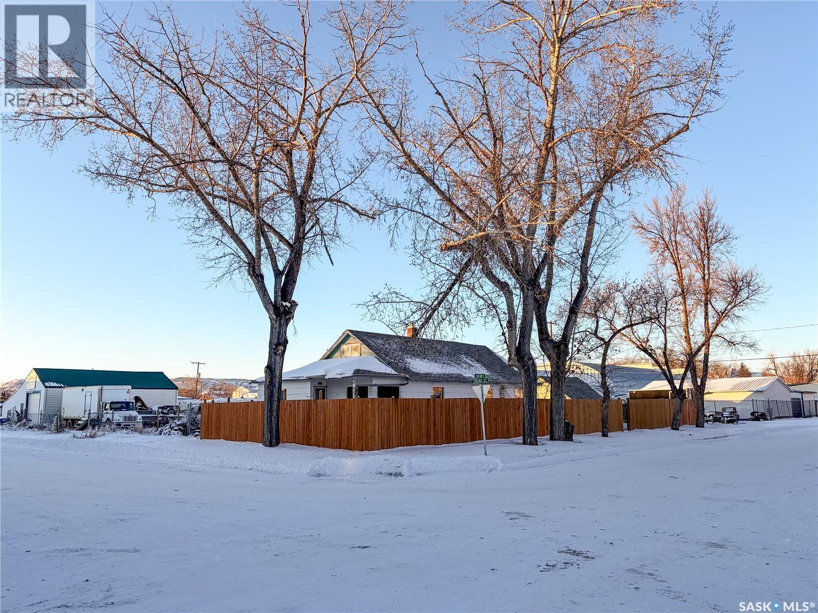 301 Front Street, Eastend, SK - Outdoor