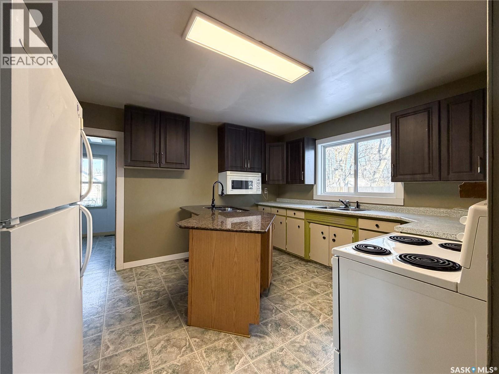 301 Front Street, Eastend, SK - Indoor Photo Showing Kitchen With Double Sink