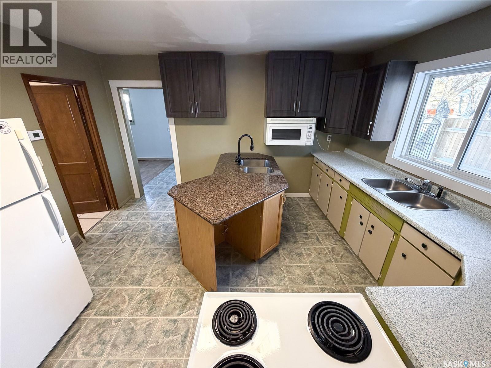 301 Front Street, Eastend, SK - Indoor Photo Showing Kitchen With Double Sink
