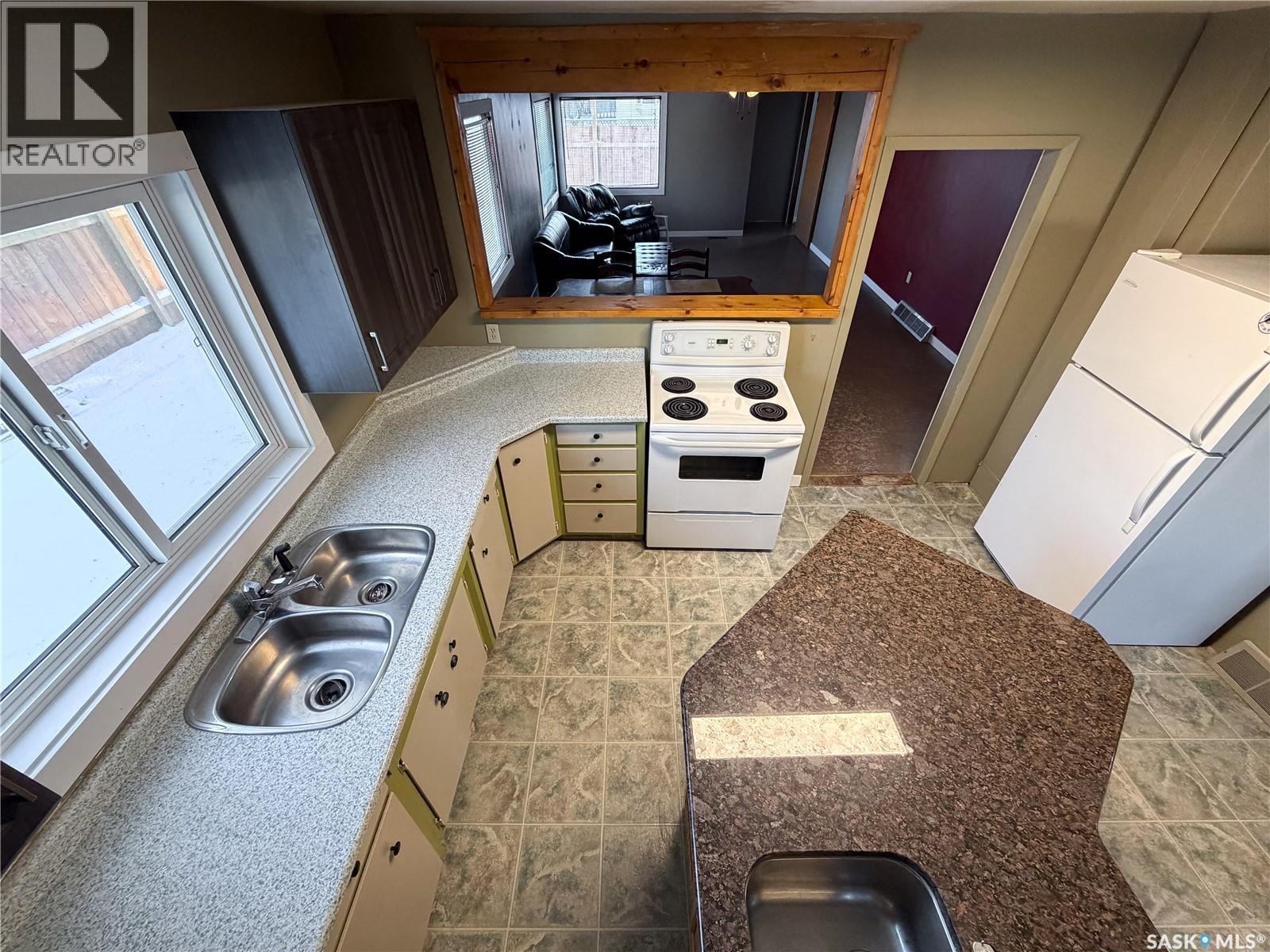 301 Front Street, Eastend, SK - Indoor Photo Showing Kitchen With Double Sink