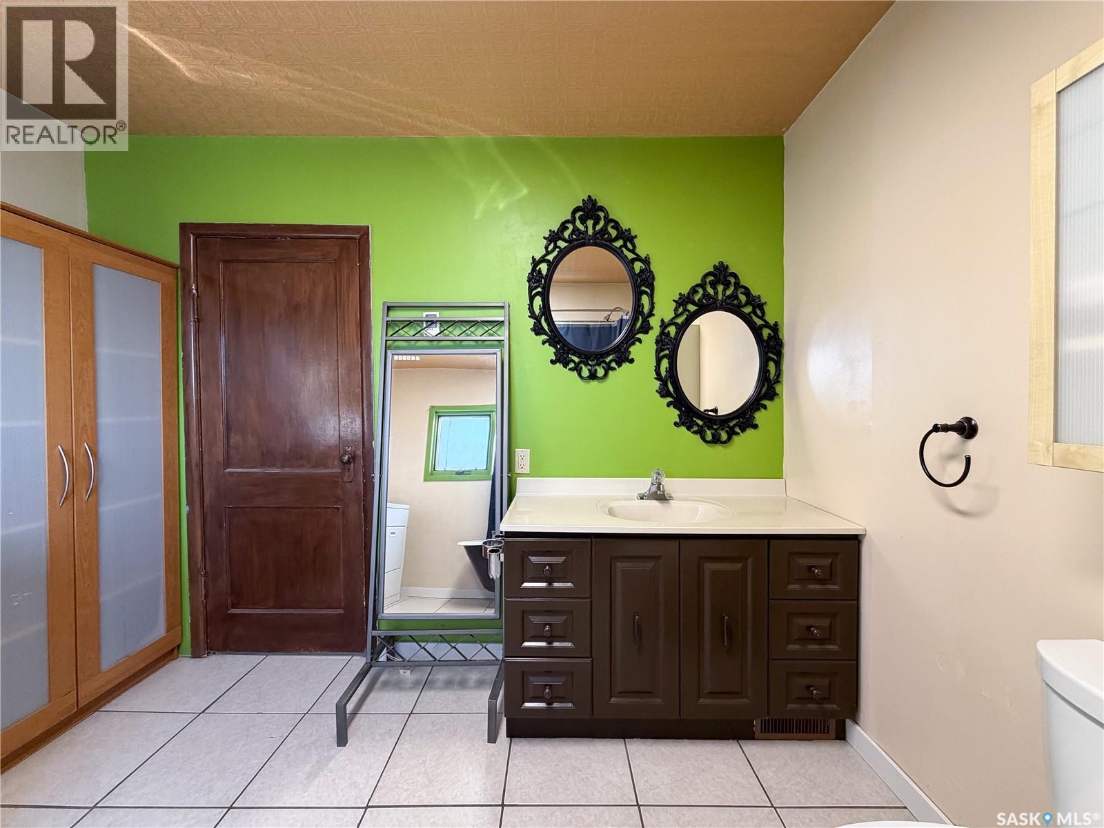 301 Front Street, Eastend, SK - Indoor Photo Showing Bathroom