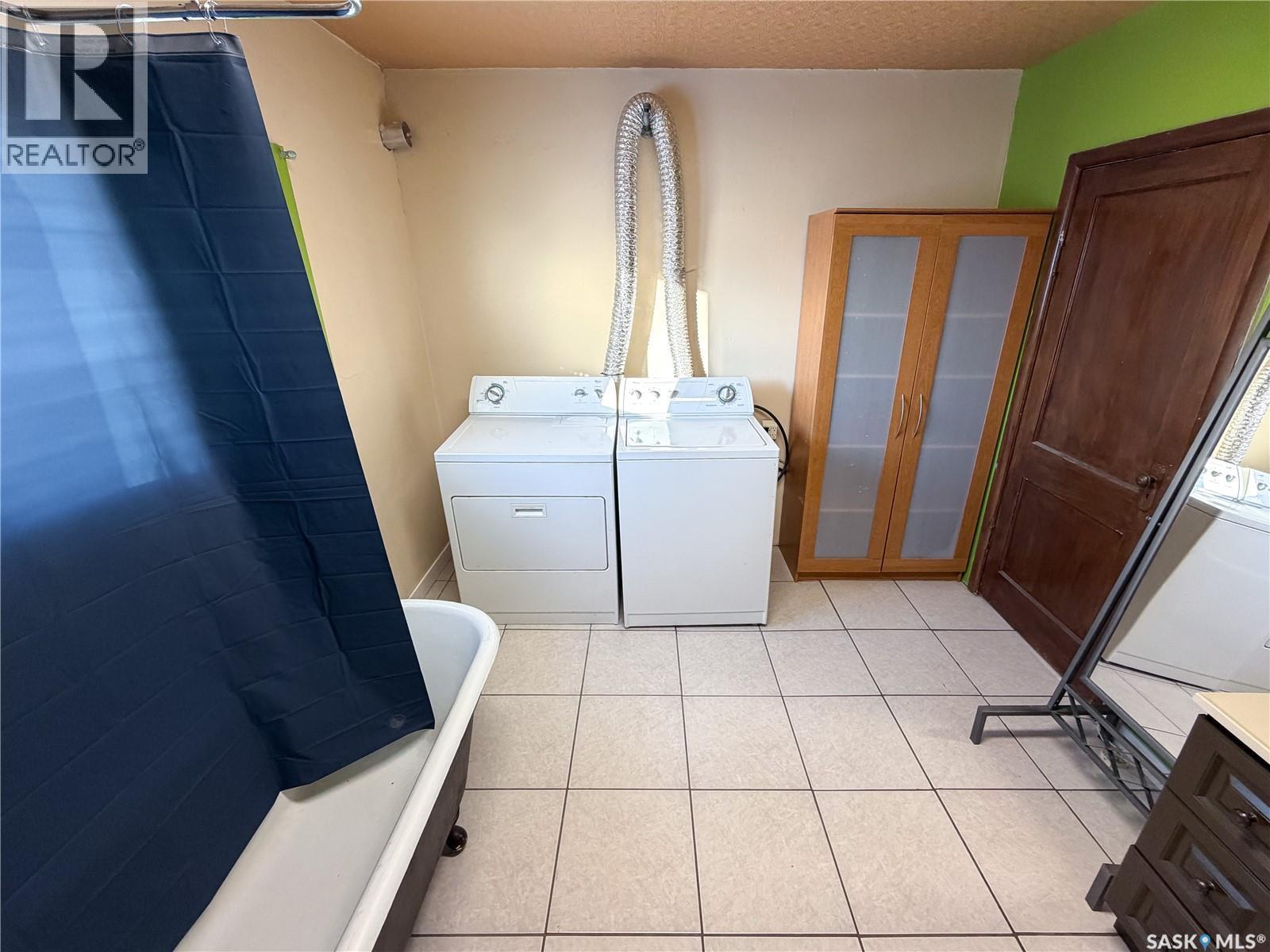 301 Front Street, Eastend, SK - Indoor Photo Showing Laundry Room