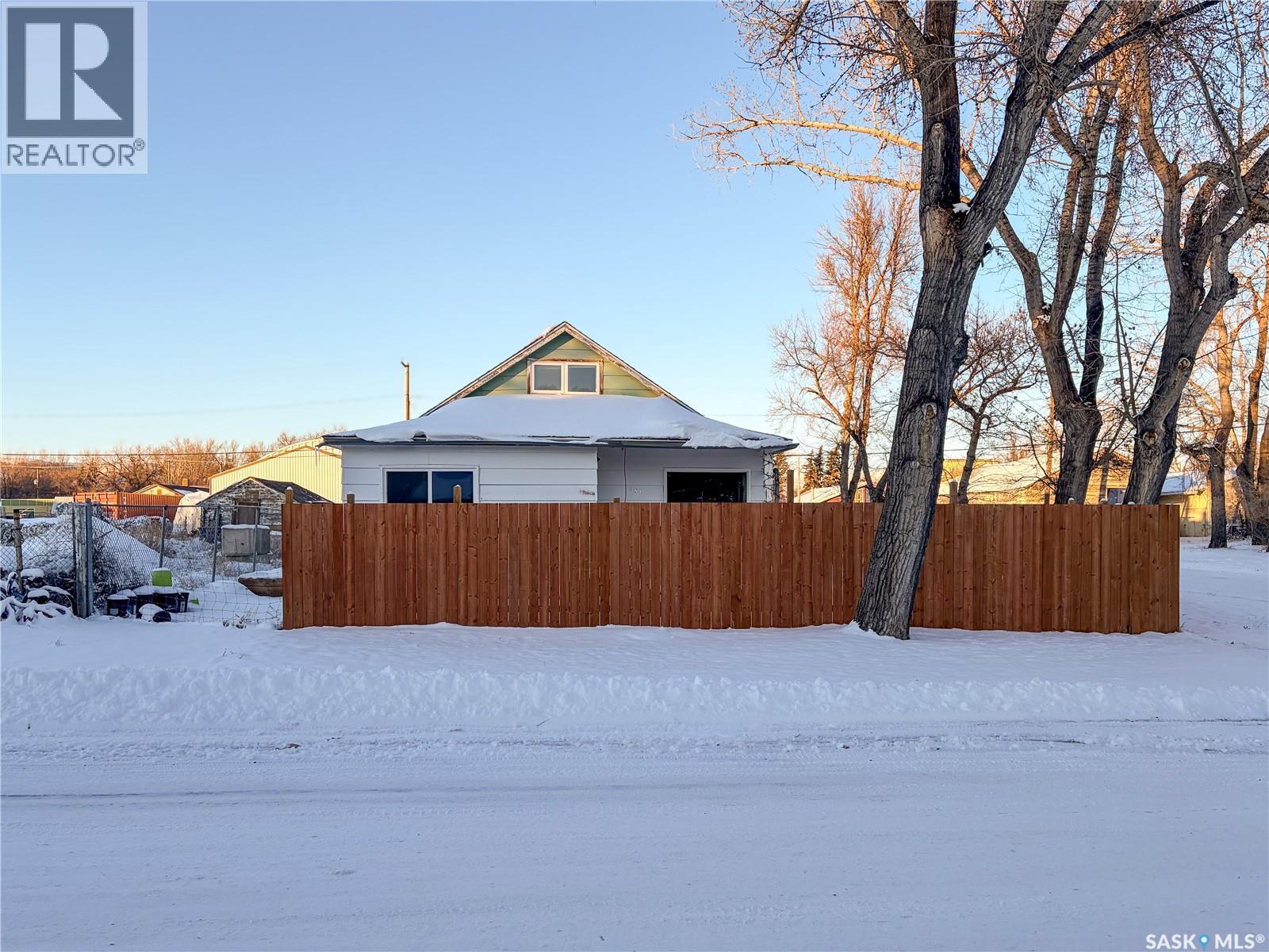 301 Front Street, Eastend, SK - Outdoor