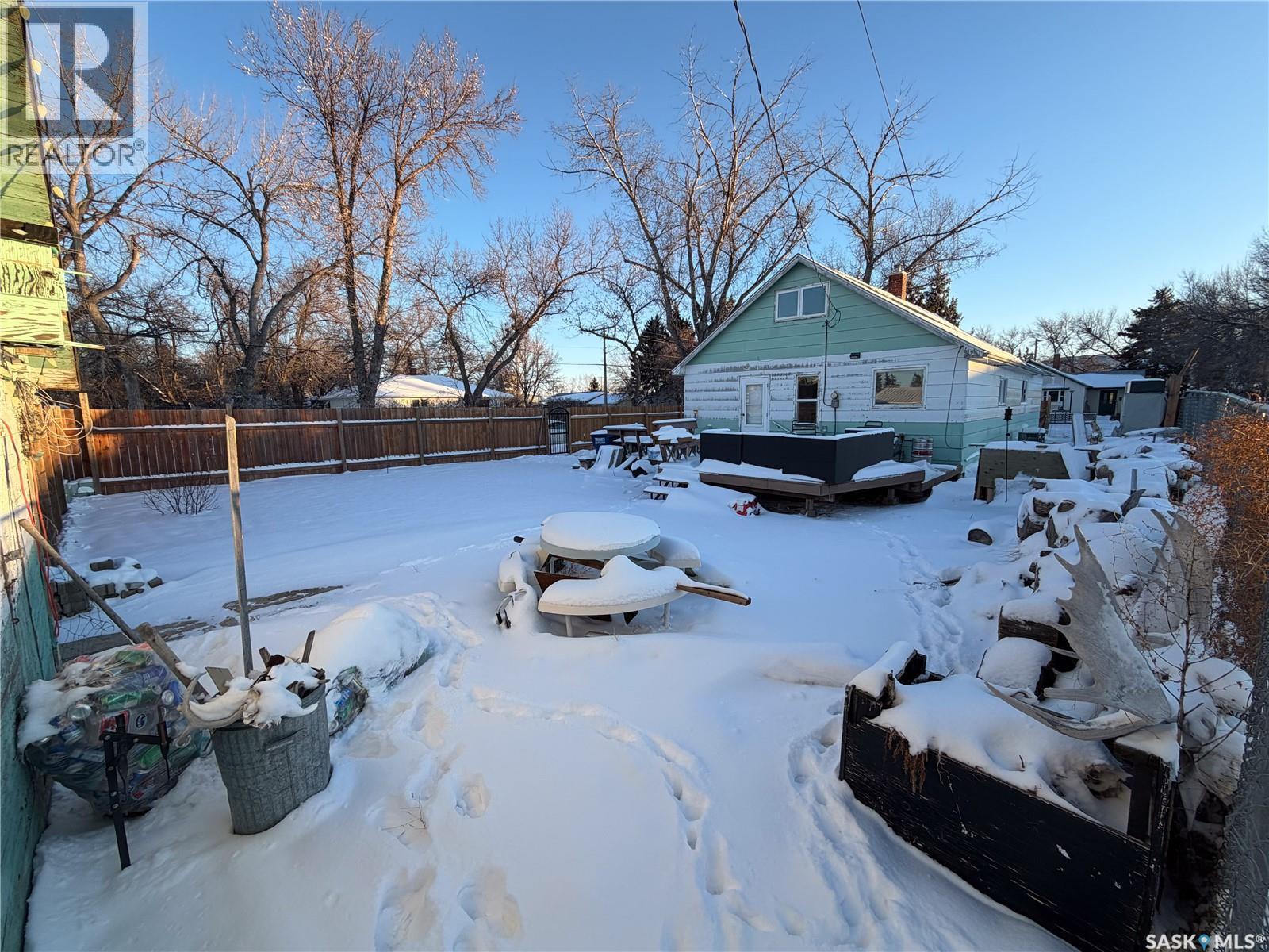 301 Front Street, Eastend, SK - Outdoor