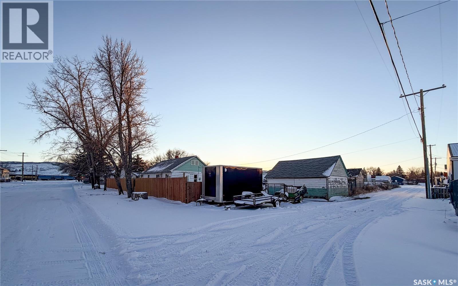 301 Front Street, Eastend, SK - Outdoor