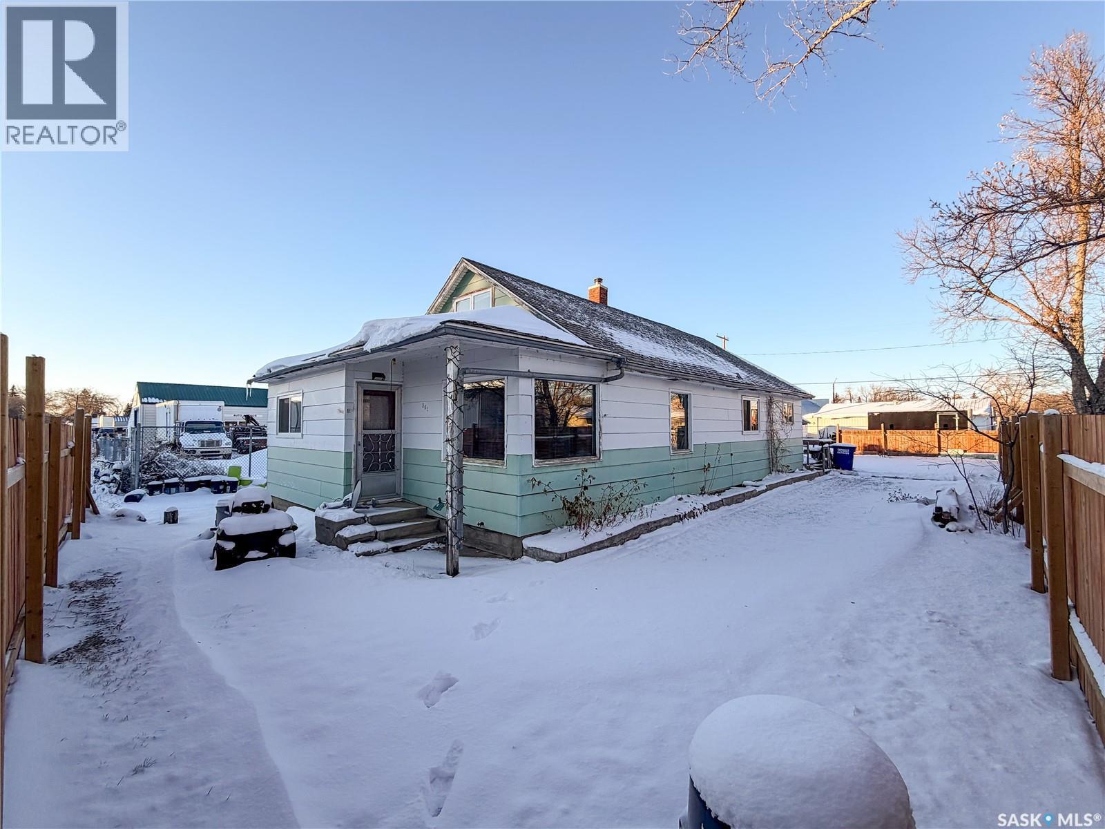 301 Front Street, Eastend, SK - Outdoor