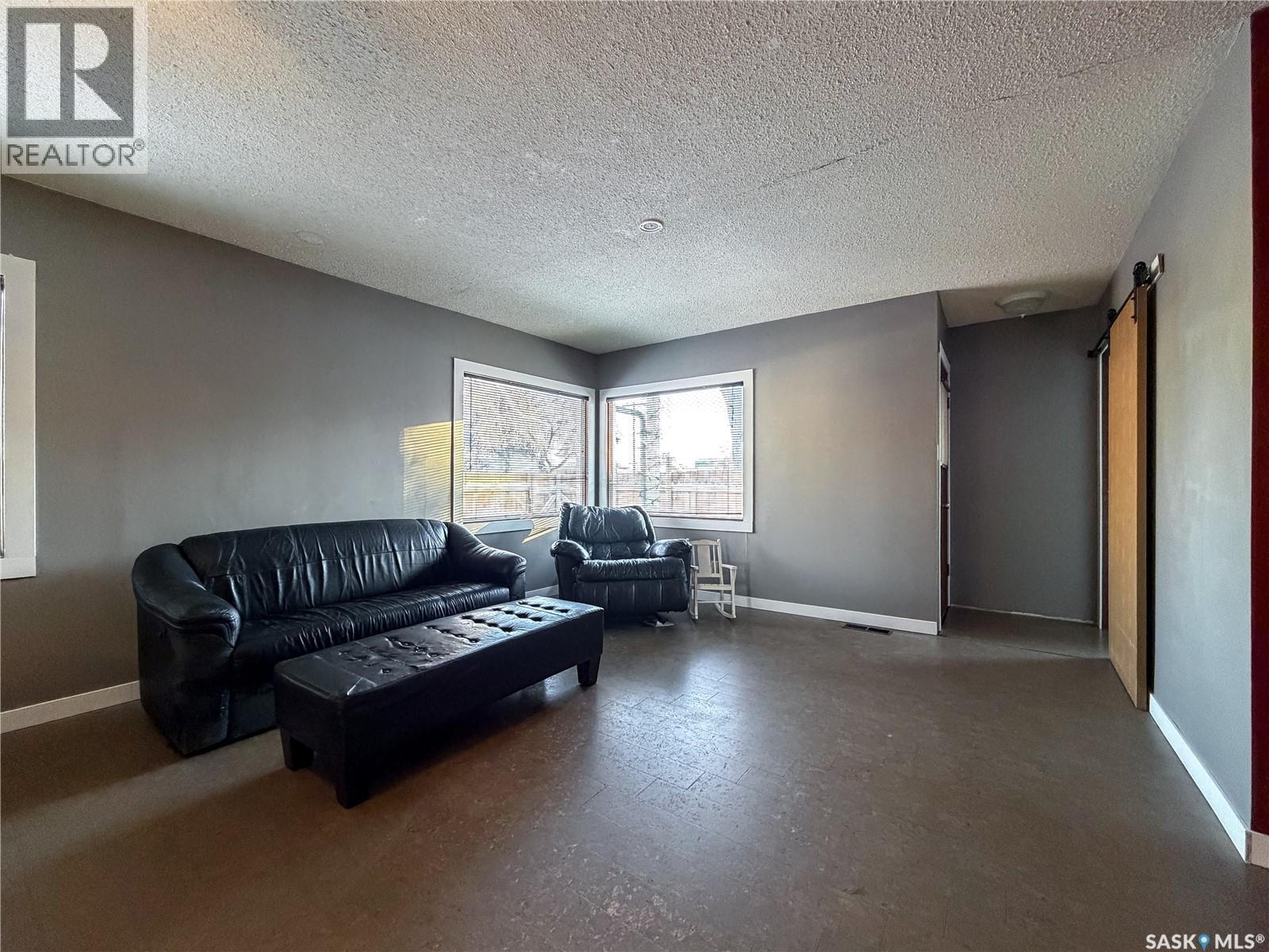 301 Front Street, Eastend, SK - Indoor Photo Showing Living Room