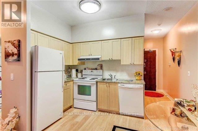 1001 - 15 North Park Road, Vaughan, ON - Indoor Photo Showing Kitchen