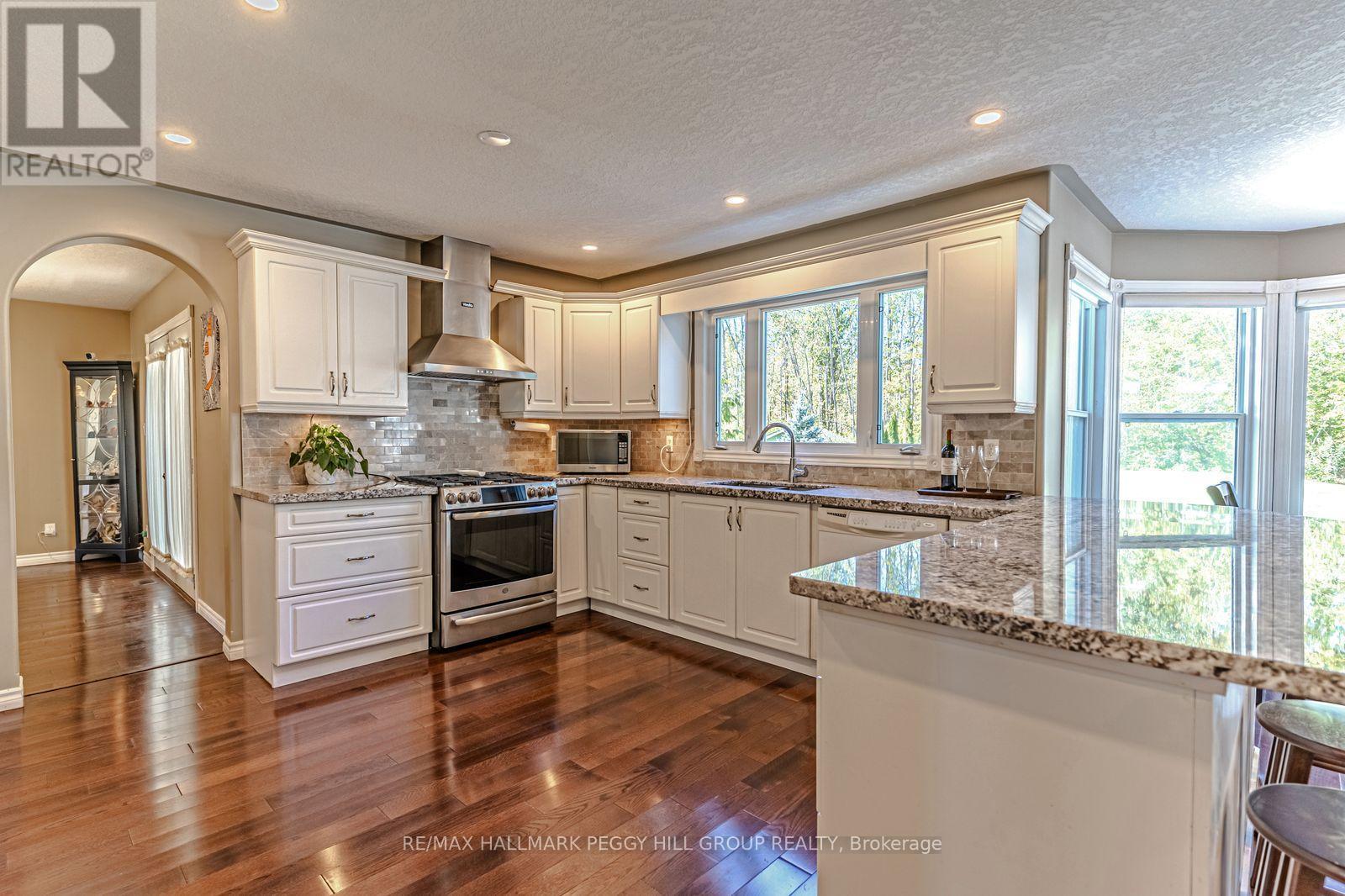 3678 Kimberley Street, Innisfil, ON - Indoor Photo Showing Kitchen With Upgraded Kitchen
