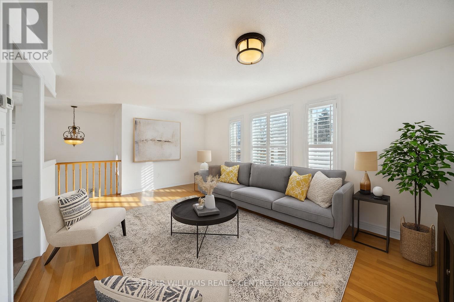 10 Margaret Place, Georgina, ON - Indoor Photo Showing Living Room