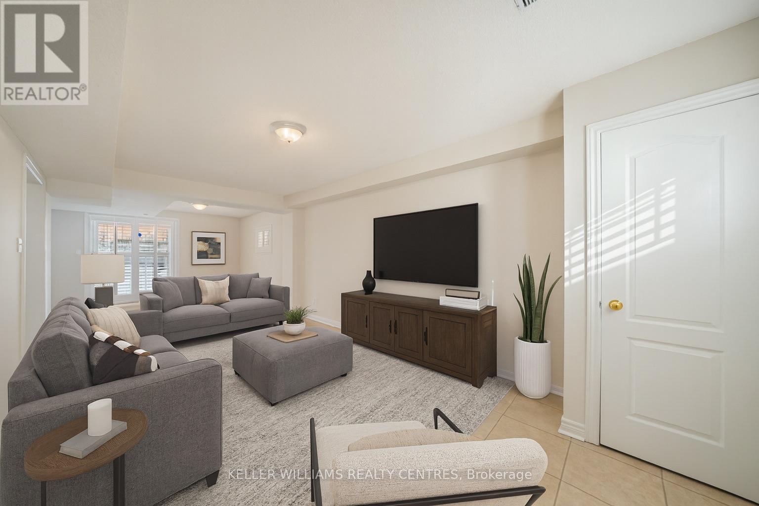 10 Margaret Place, Georgina, ON - Indoor Photo Showing Living Room