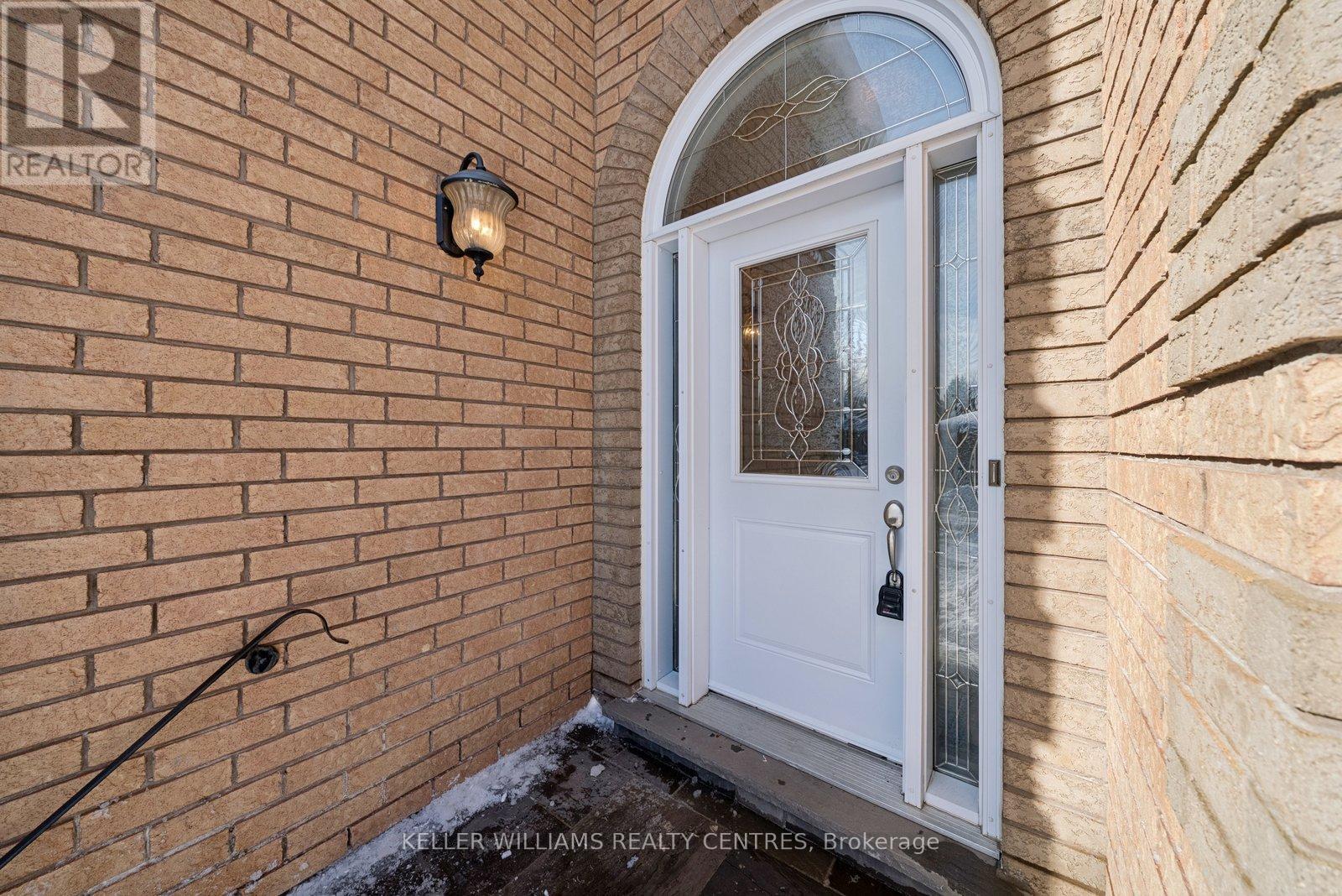 10 Margaret Place, Georgina, ON - Outdoor With Exterior