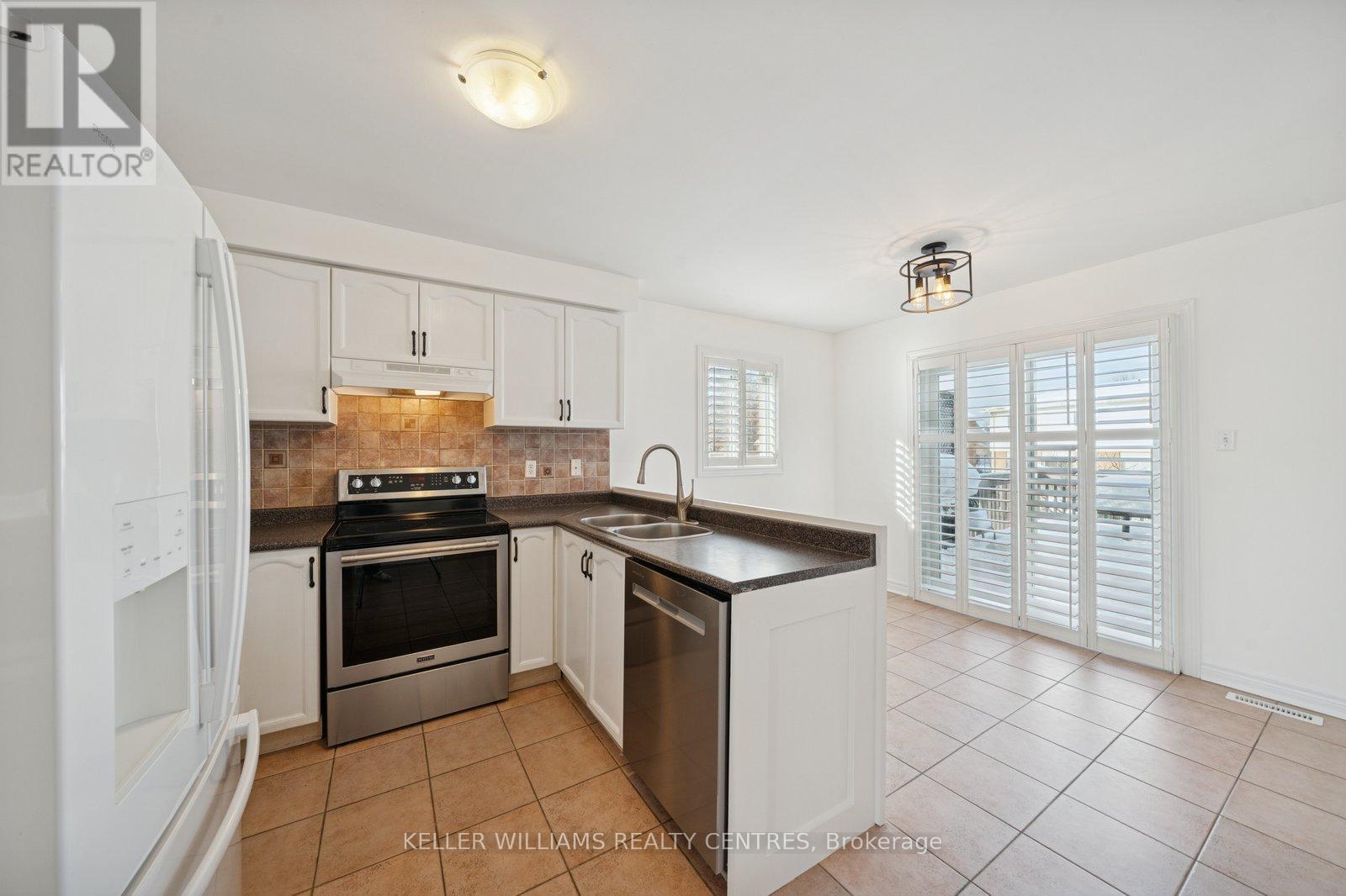 10 Margaret Place, Georgina, ON - Indoor Photo Showing Kitchen With Double Sink