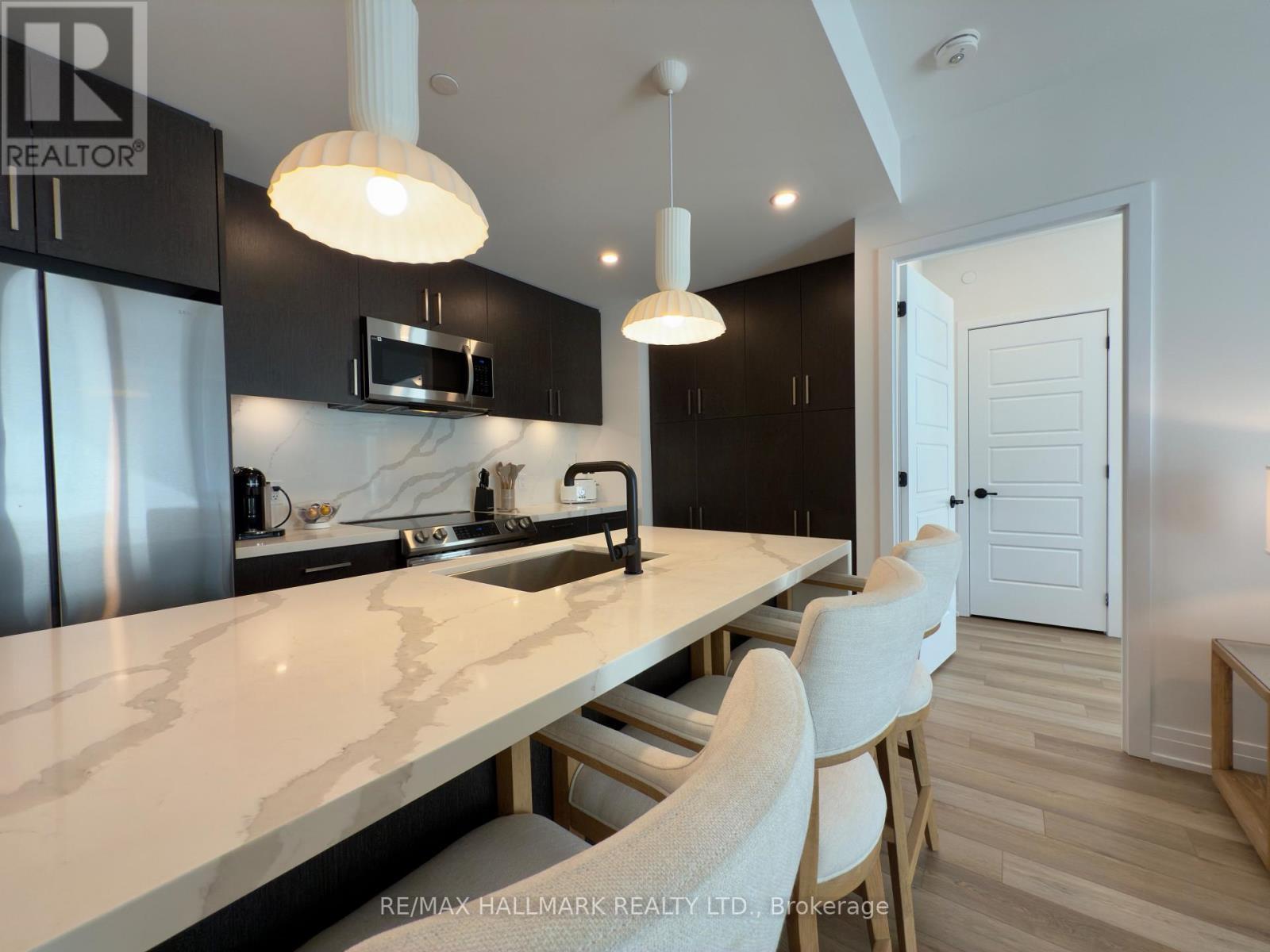 321 - 415 Sea Ray Avenue, Innisfil, ON - Indoor Photo Showing Kitchen With Upgraded Kitchen