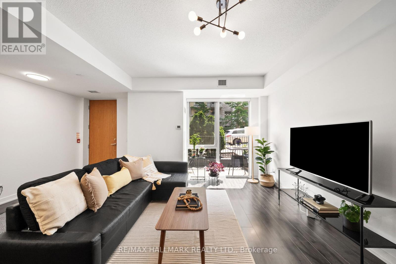 Th3 - 18 Rean Drive, Toronto, ON - Indoor Photo Showing Living Room