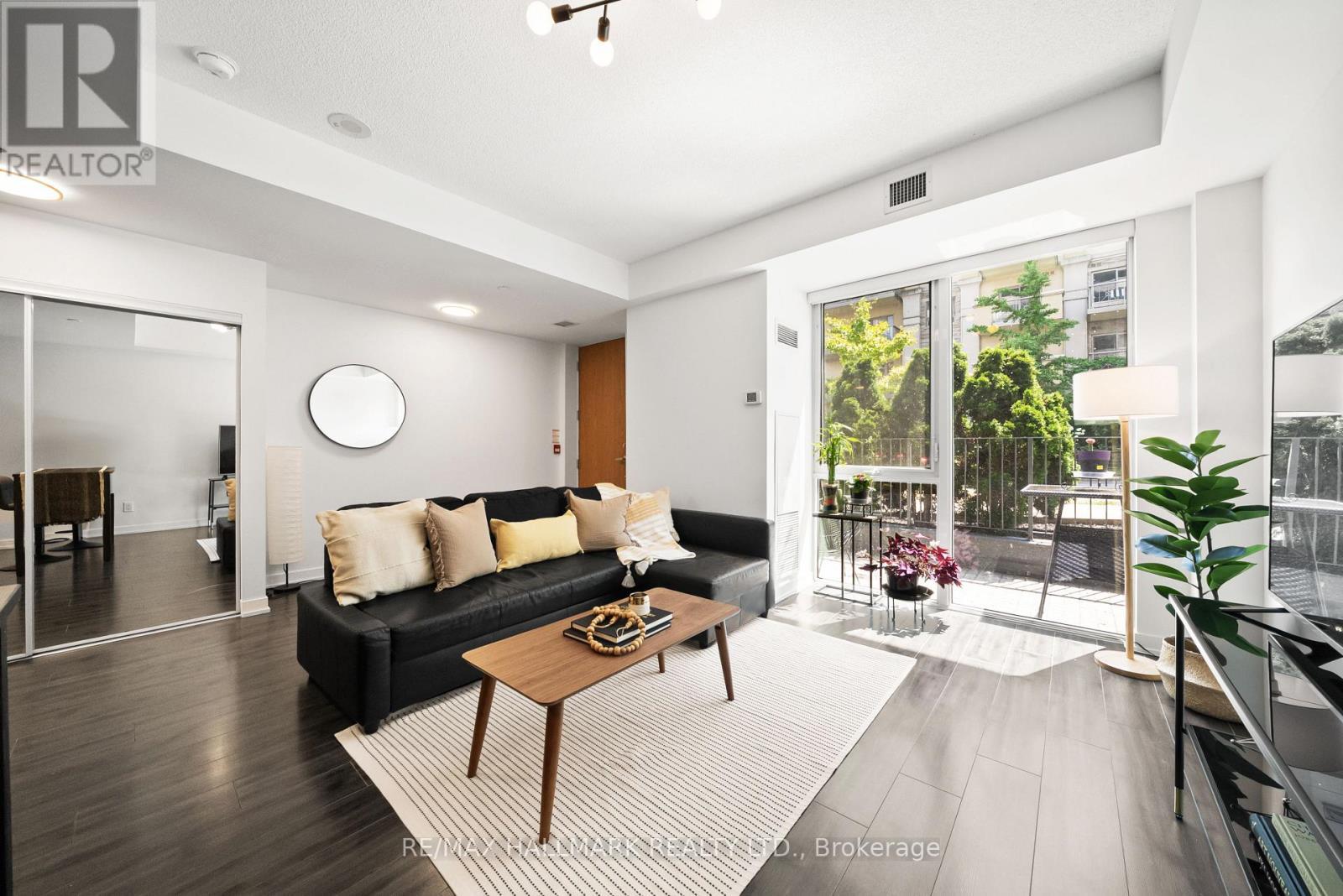 Th3 - 18 Rean Drive, Toronto, ON - Indoor Photo Showing Living Room