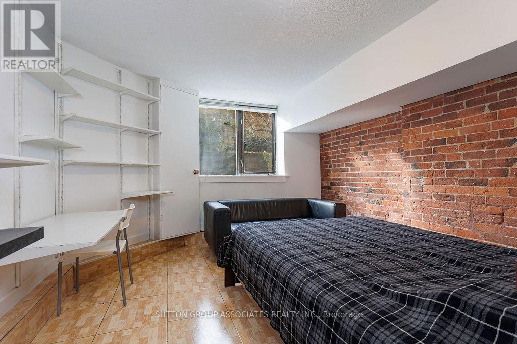 1B - 157 Madison Avenue, Toronto, ON - Indoor Photo Showing Bedroom