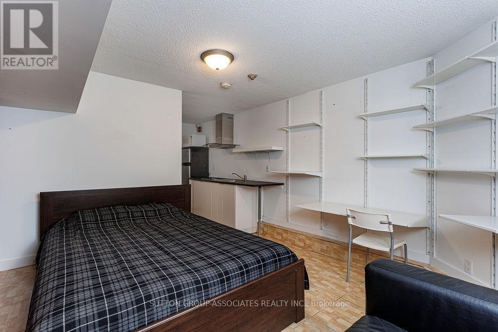 1B - 157 Madison Avenue, Toronto, ON - Indoor Photo Showing Bedroom