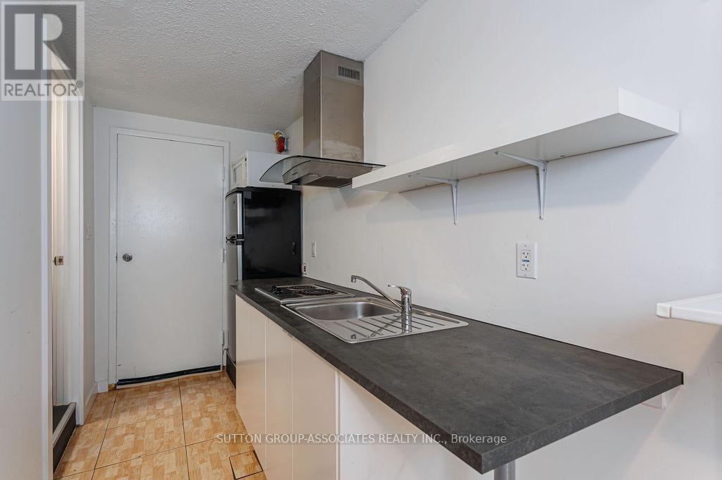 1B - 157 Madison Avenue, Toronto, ON - Indoor Photo Showing Kitchen
