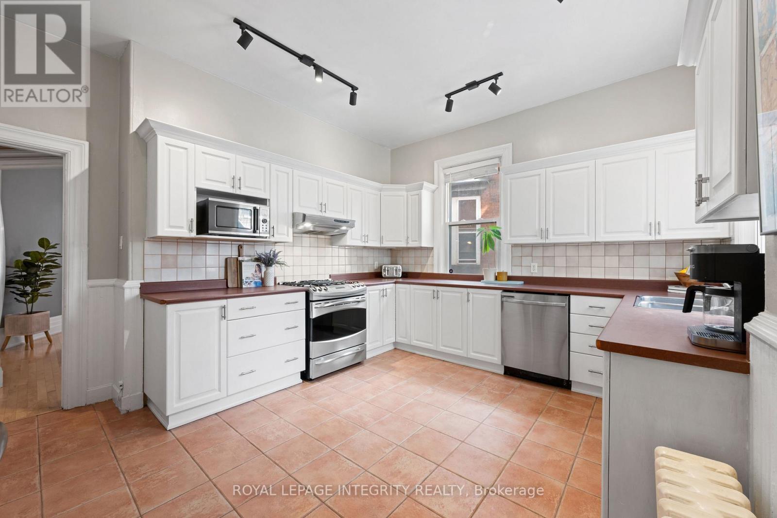 Ample cabinetry and counter space - 553 Gilmour Street, Ottawa, ON - Indoor Photo Showing Kitchen With Double Sink