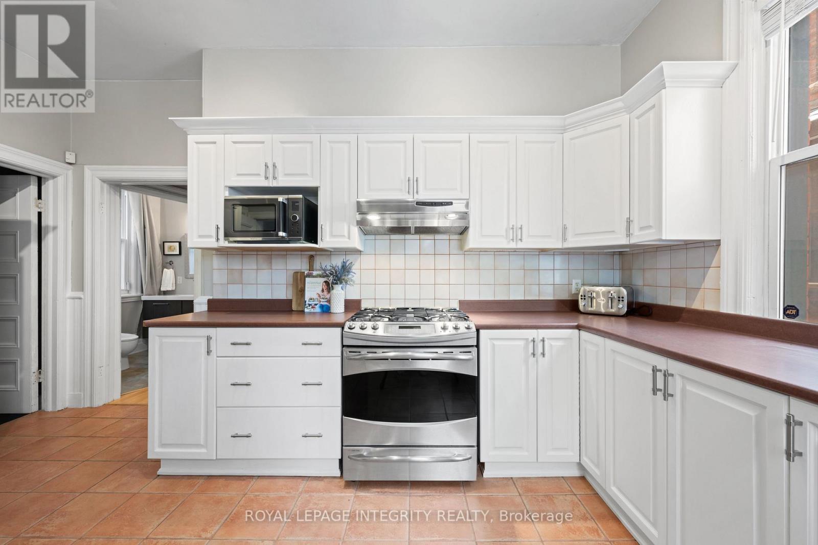 Features a gas stove - 553 Gilmour Street, Ottawa, ON - Indoor Photo Showing Kitchen