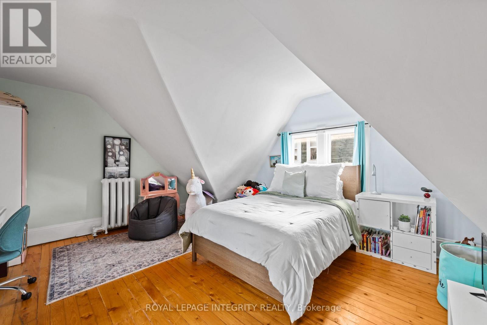 Bright and spacious 5th bedroom - 553 Gilmour Street, Ottawa, ON - Indoor Photo Showing Bedroom