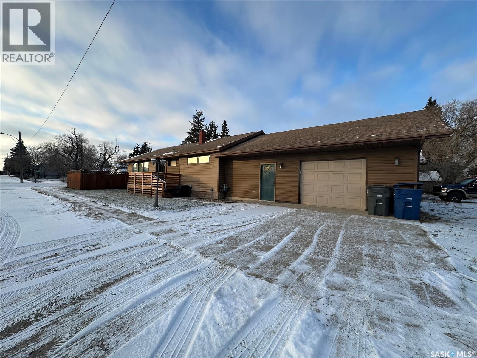 801 5Th Avenue, Whitewood, SK - Outdoor