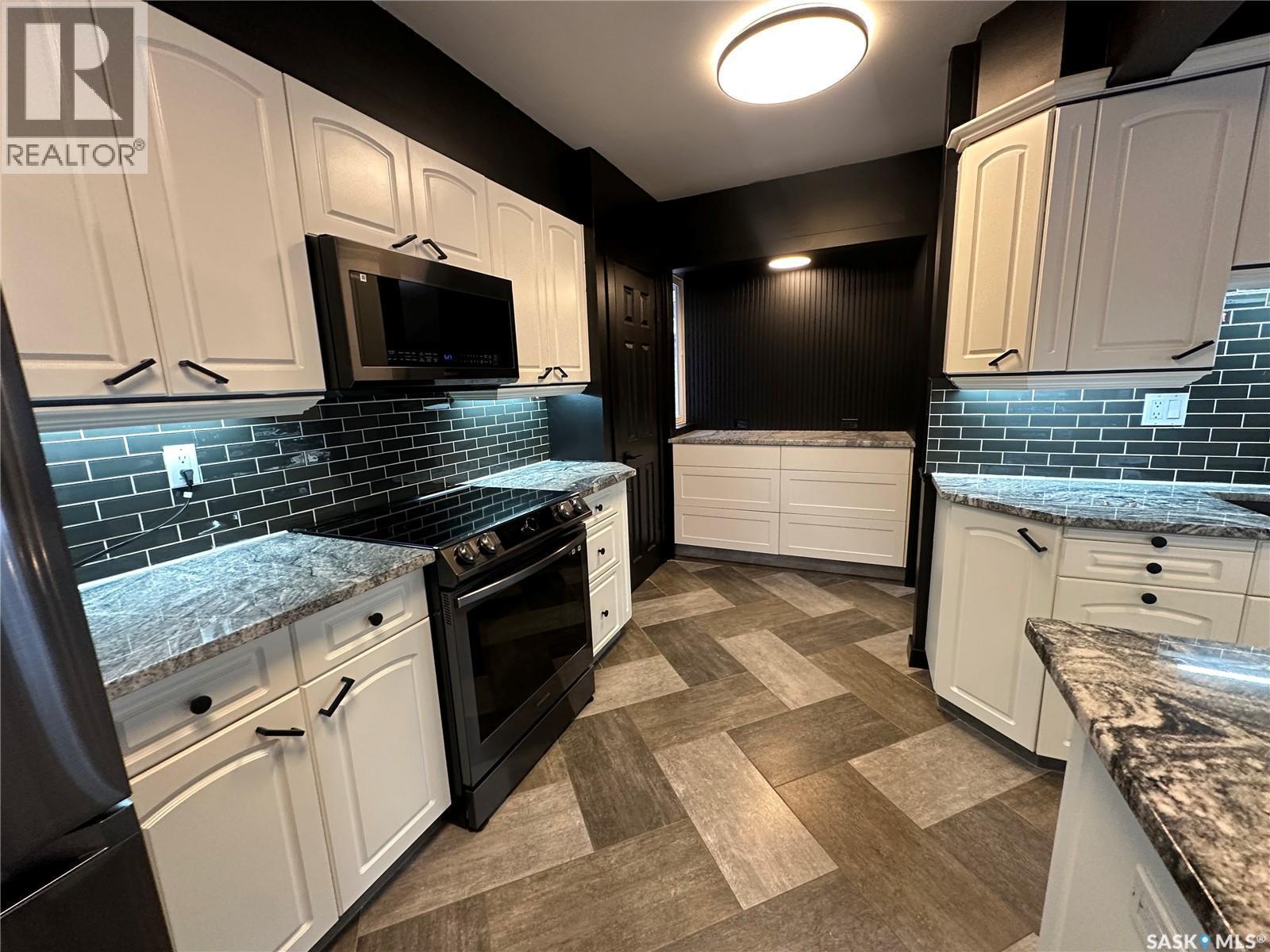 801 5Th Avenue, Whitewood, SK - Indoor Photo Showing Kitchen