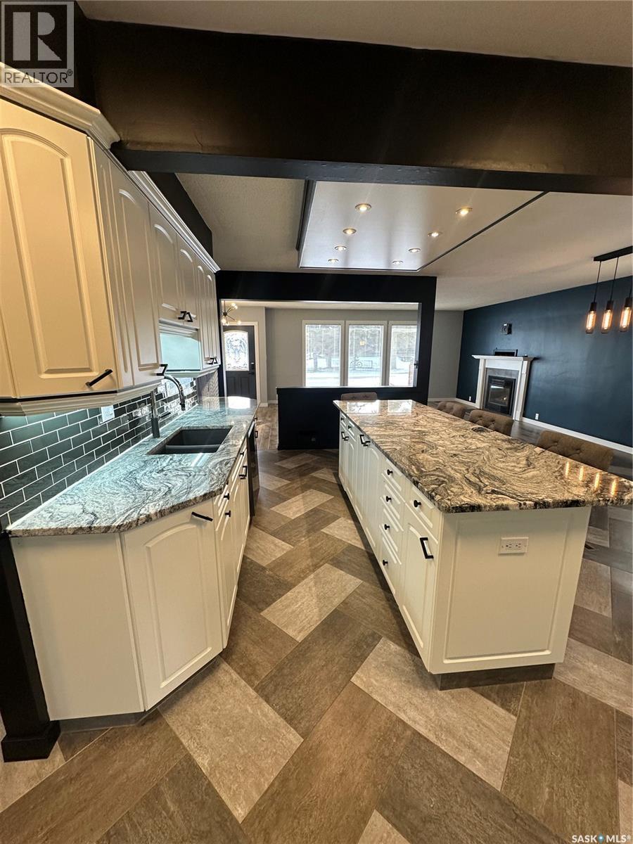 801 5Th Avenue, Whitewood, SK - Indoor Photo Showing Kitchen With Double Sink