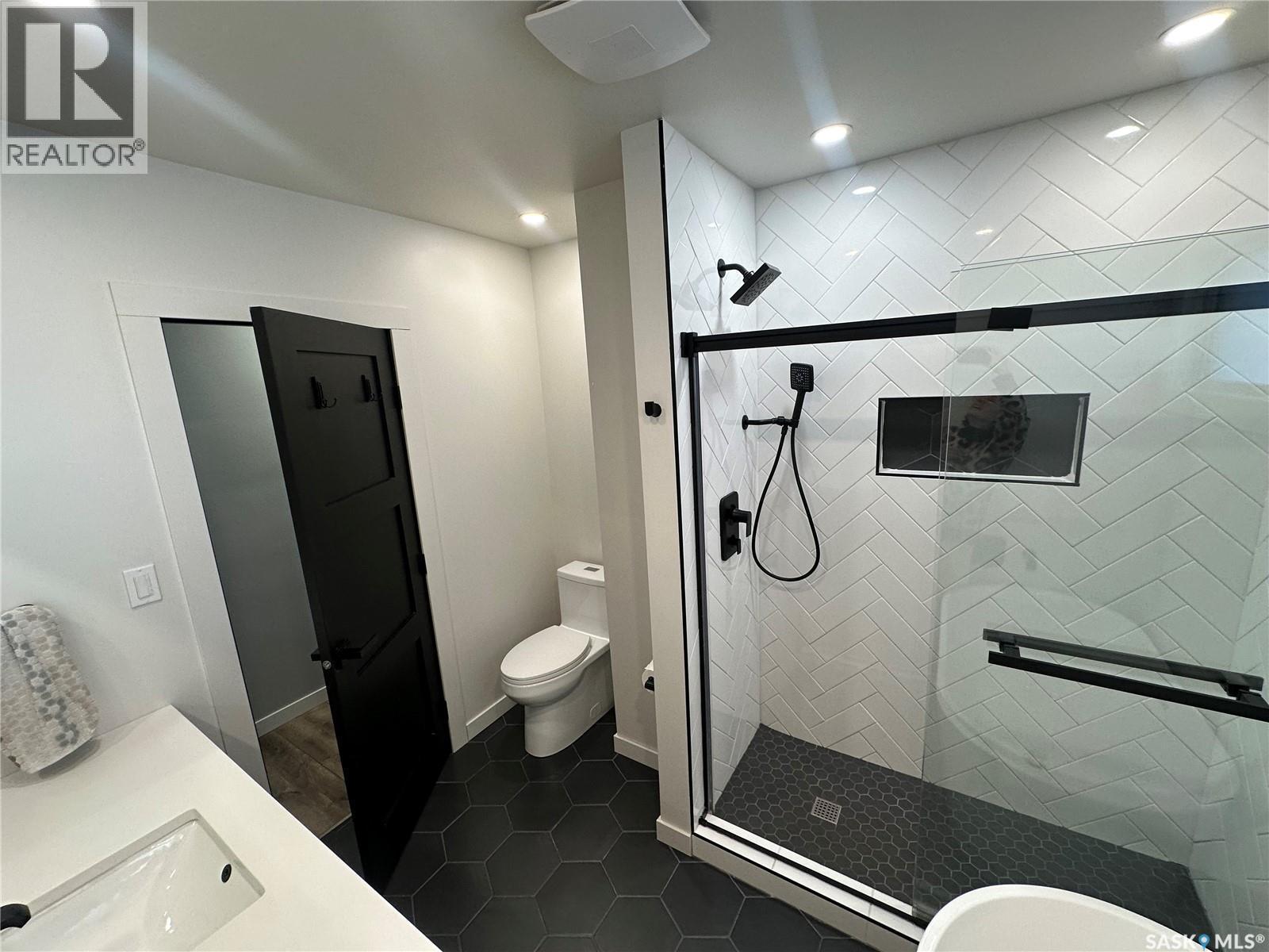 801 5Th Avenue, Whitewood, SK - Indoor Photo Showing Bathroom