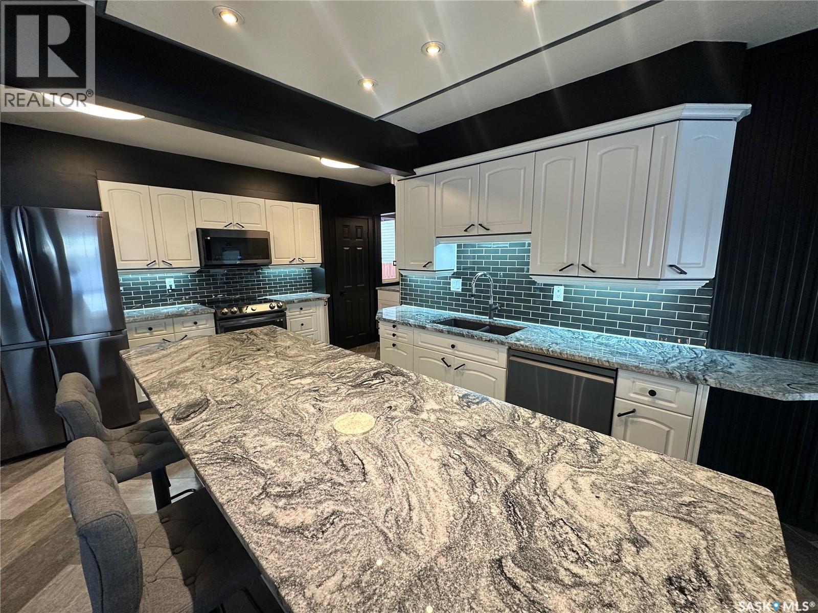 801 5Th Avenue, Whitewood, SK - Indoor Photo Showing Kitchen